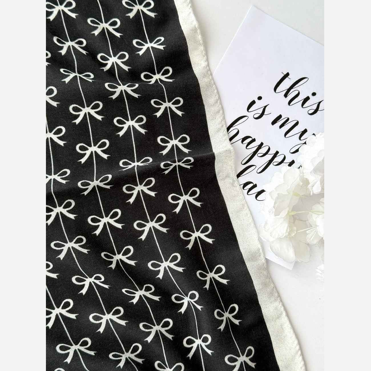 Eleganter Mini-Kopfschleier – Cremetönender Grundton mit farbenfroher Schleifendekoration