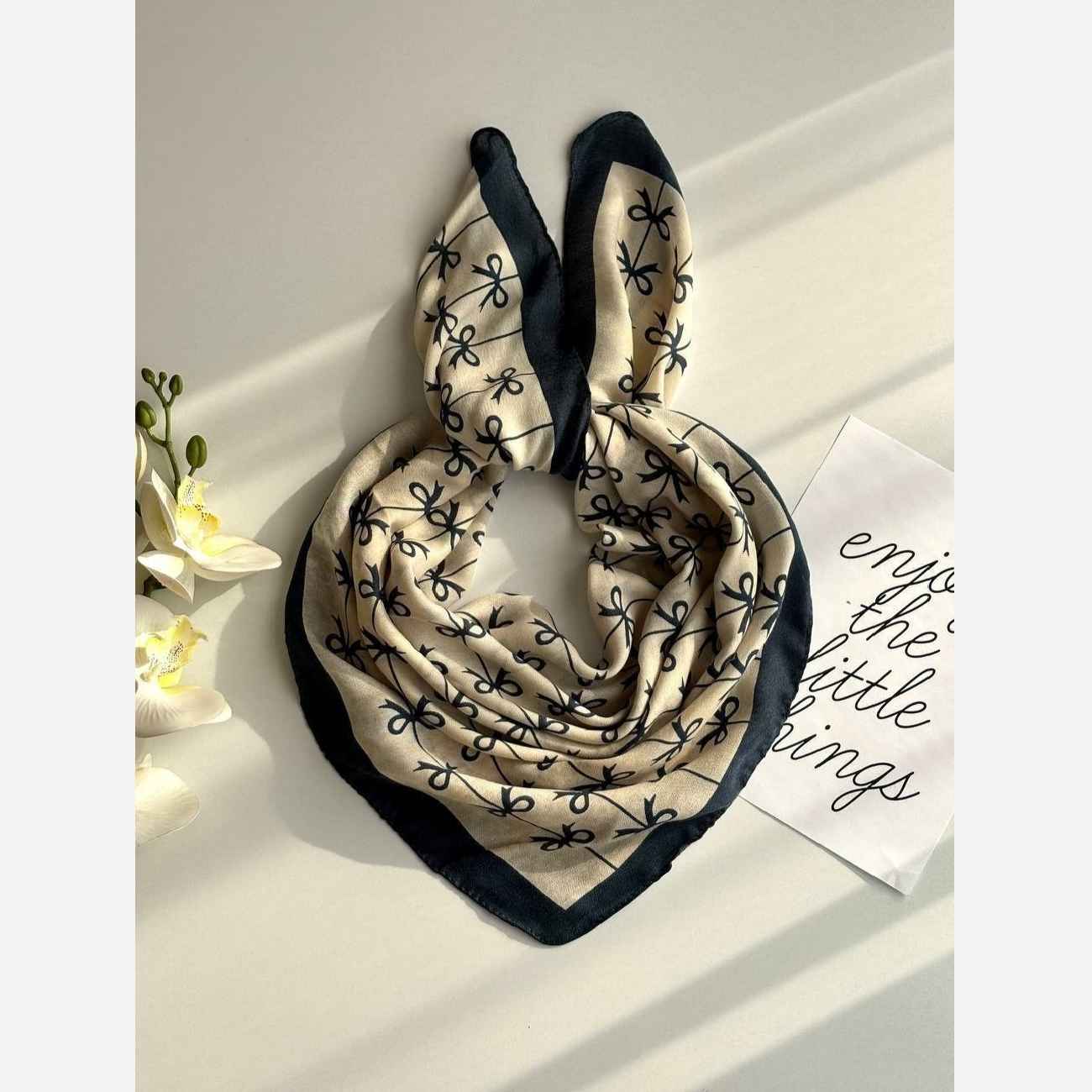 Eleganter Mini-Kopfschleier – Cremetönender Grundton mit farbenfroher Schleifendekoration