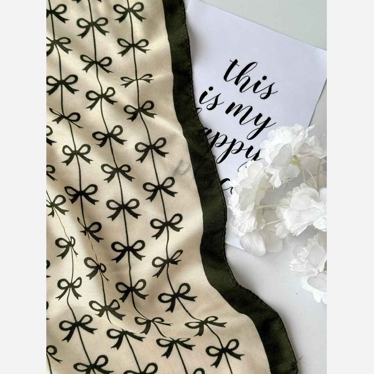Eleganter Mini-Kopfschleier – Cremetönender Grundton mit farbenfroher Schleifendekoration