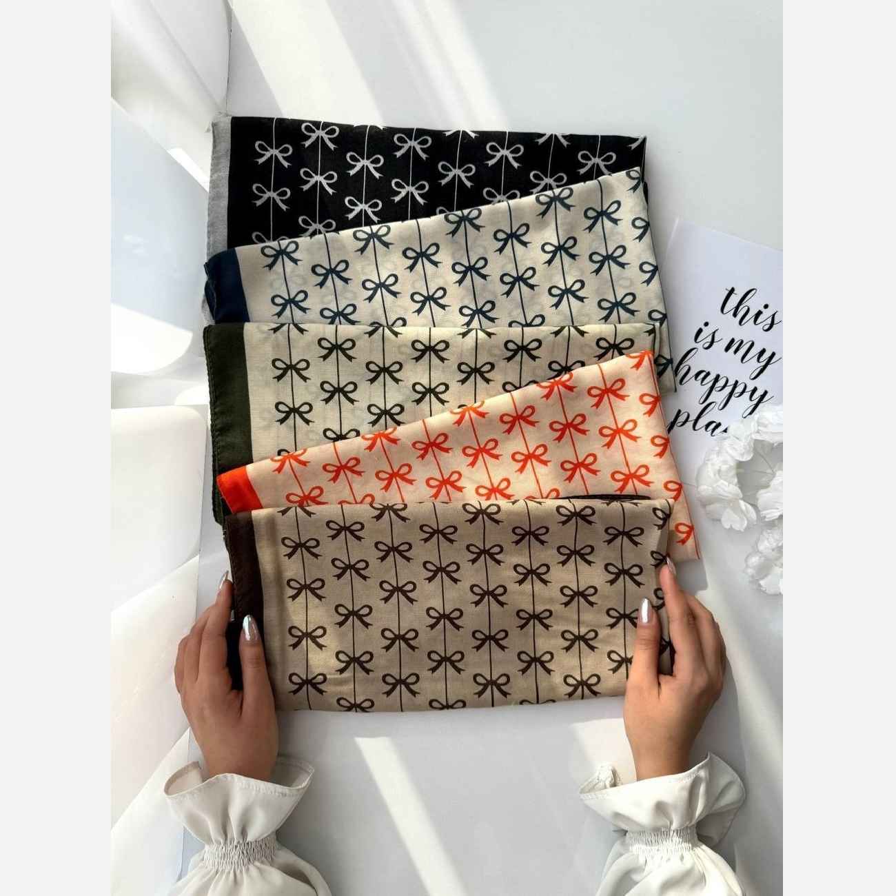 Eleganter Mini-Kopfschleier – Cremetönender Grundton mit farbenfroher Schleifendekoration