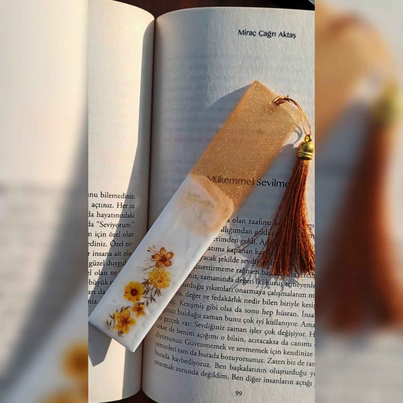 Warmer, neutraler Lesezeichen – handgefertigtes Accessoire im Boho-Stil mit Blumenmotiv