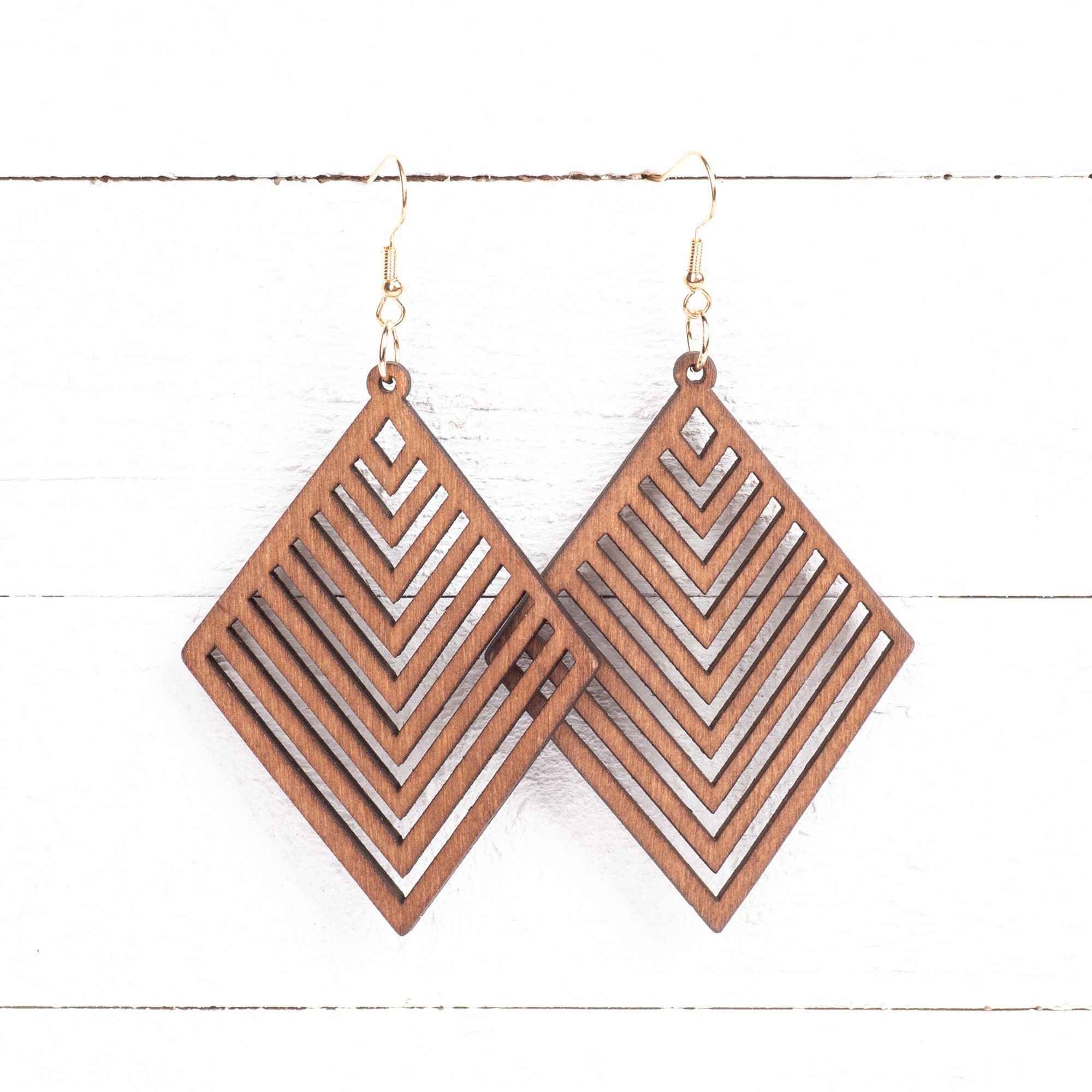 Holzohrring mit geometrischer Form – Minimalistischer, leichter Schmuck für den Alltag