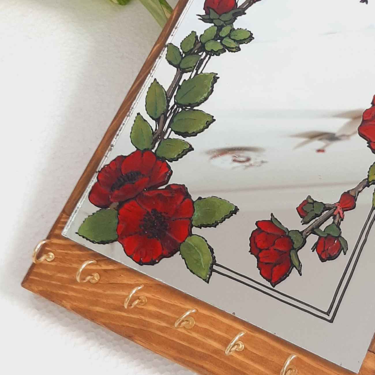 Holzspiegel-Schlüsselhänger mit handgemalten roten Blumen – Funktionale Wandkunst