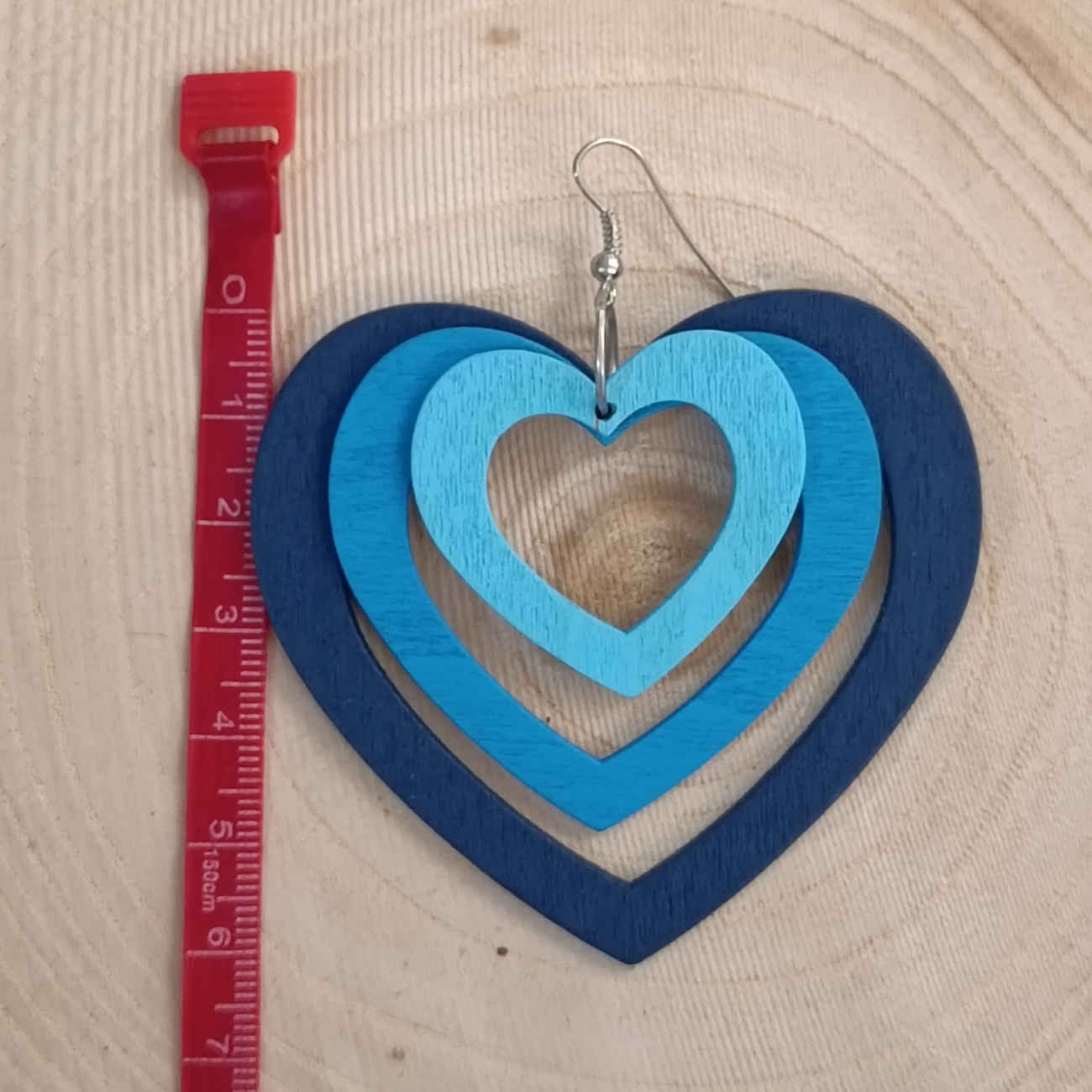 Schicke 3D-Herz-Ohrringe – Holz geschnitzt mit einem Hauch Blau