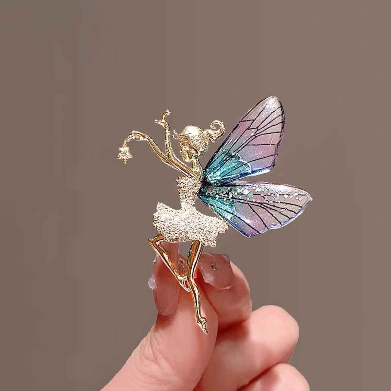 Goldene Ballerina-Schmetterlings-Brosche – Eleganter, tanzinspirierter Pin für Damen