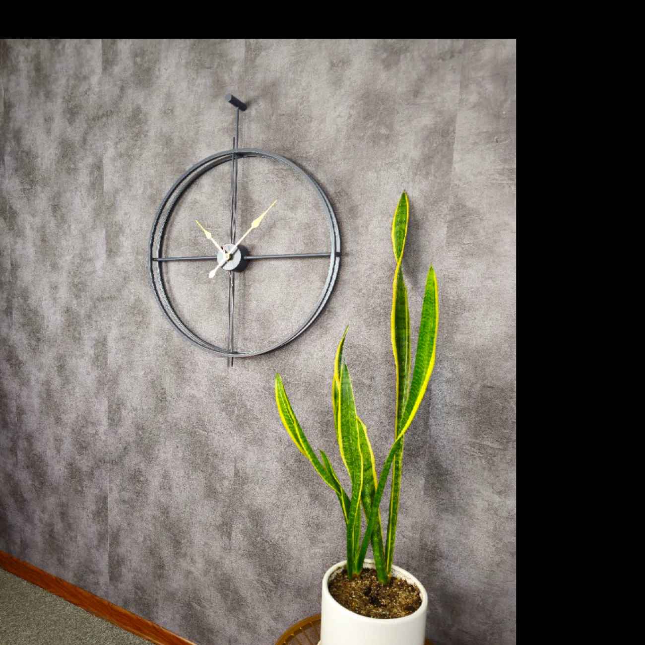 Moderne Wanduhr für Zuhause – Schöne Metalloberfläche in Trendigen Farben