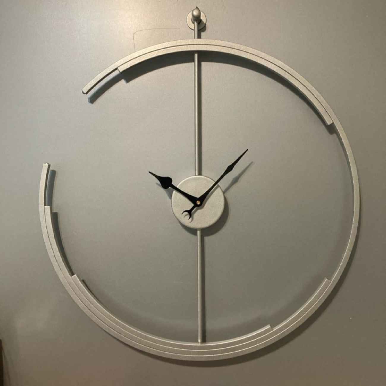 Moderne Metall-Wanduhr mit Mondphasen-Design – Elegant und Einzigartig