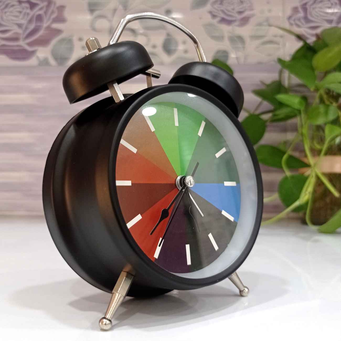 Zeitlose Eleganz – Minimalistischer Schwarzer Doppelglockenwecker