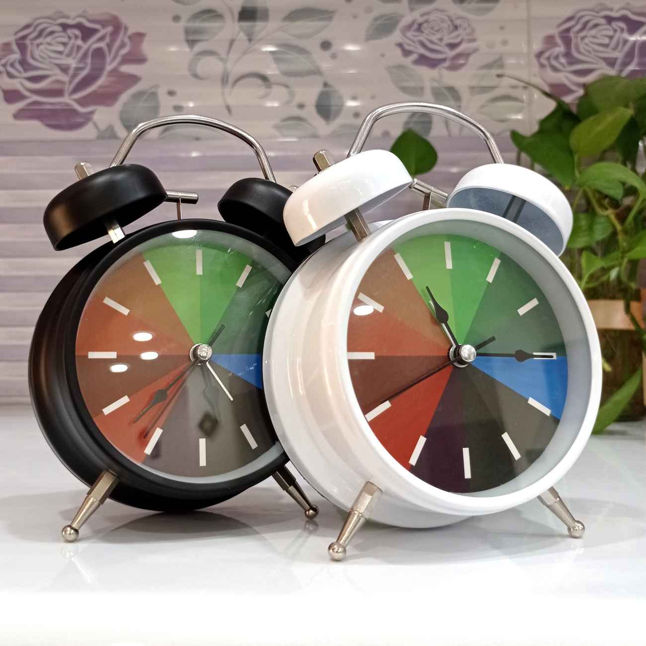 Zeitlose Eleganz – Minimalistischer Schwarzer Doppelglockenwecker