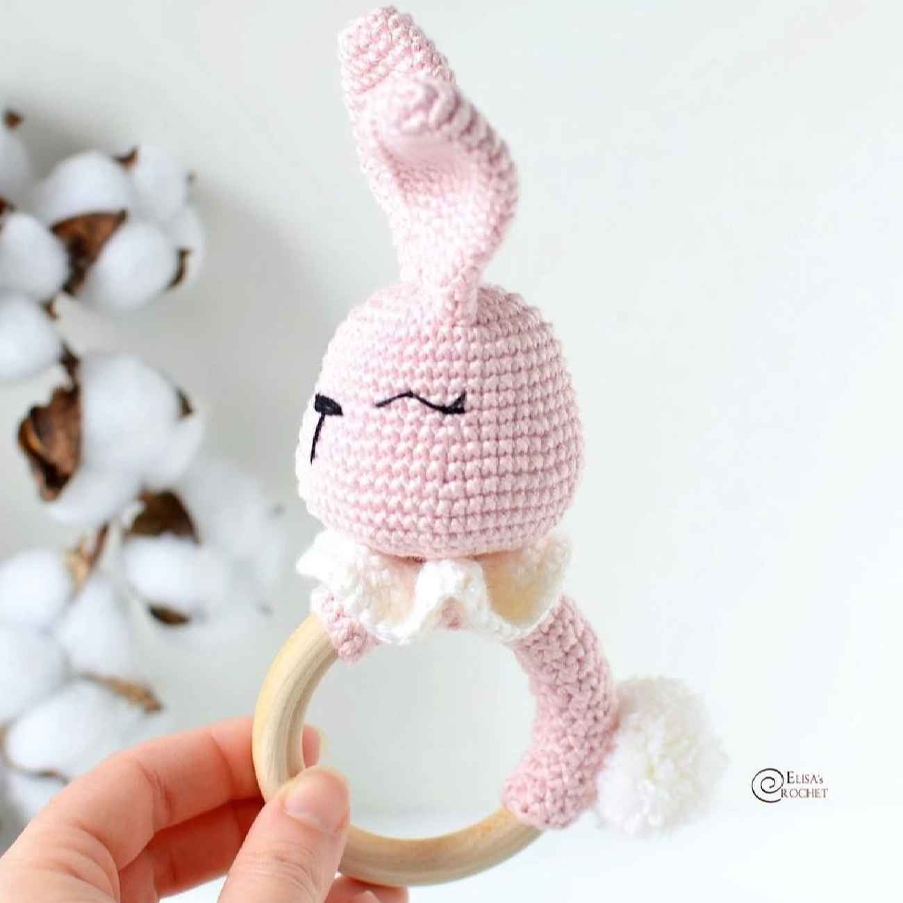 Zauberhafte handgemachte Hasenrassel – Perfekt als Geschenk zur Babyparty