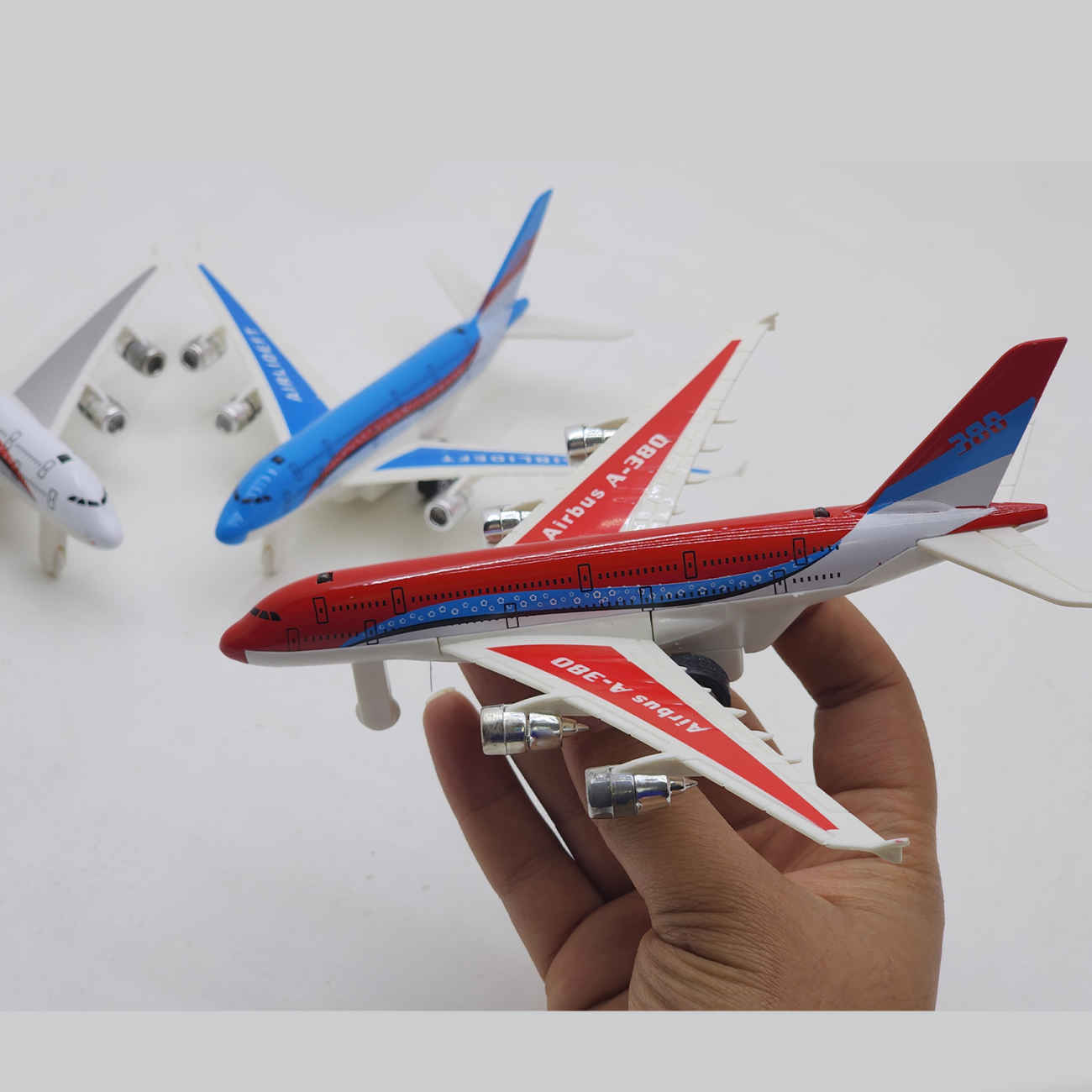 Flugzeug 380 mit Fernsteuerung – robuste Metall- und Kunststoffkonstruktion, sanfte Bewegungen, betrieben mit AA-Batterien