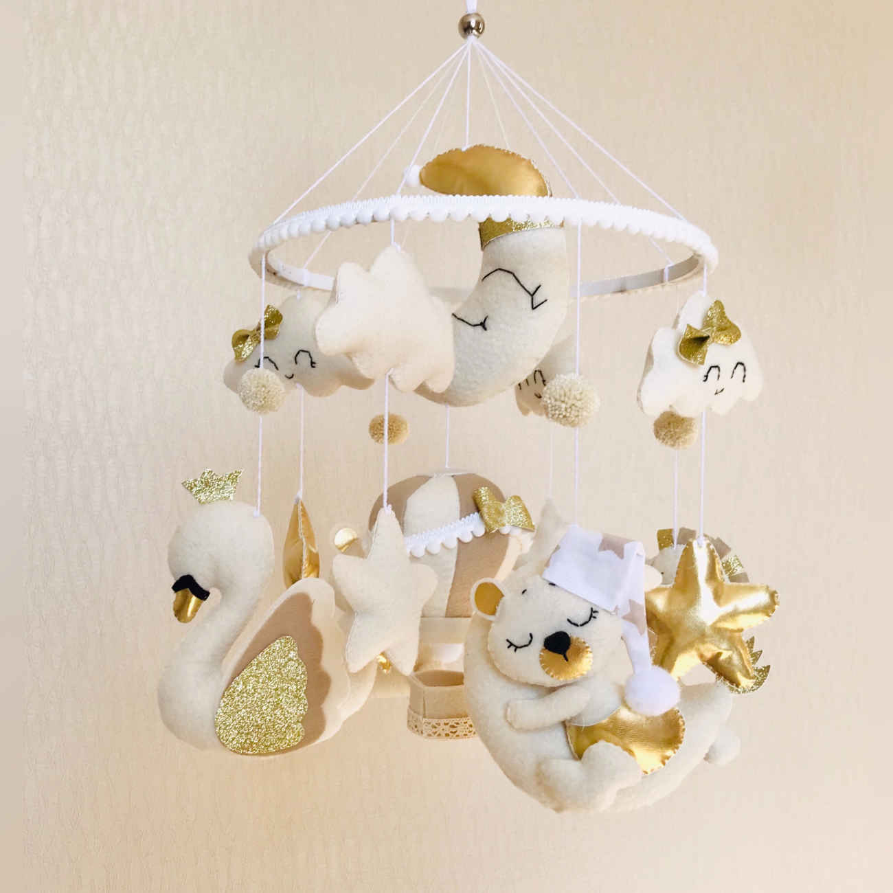 Babybett-Mobile – Musikalisch, lieblich mit Teddybärmotiv in Gold