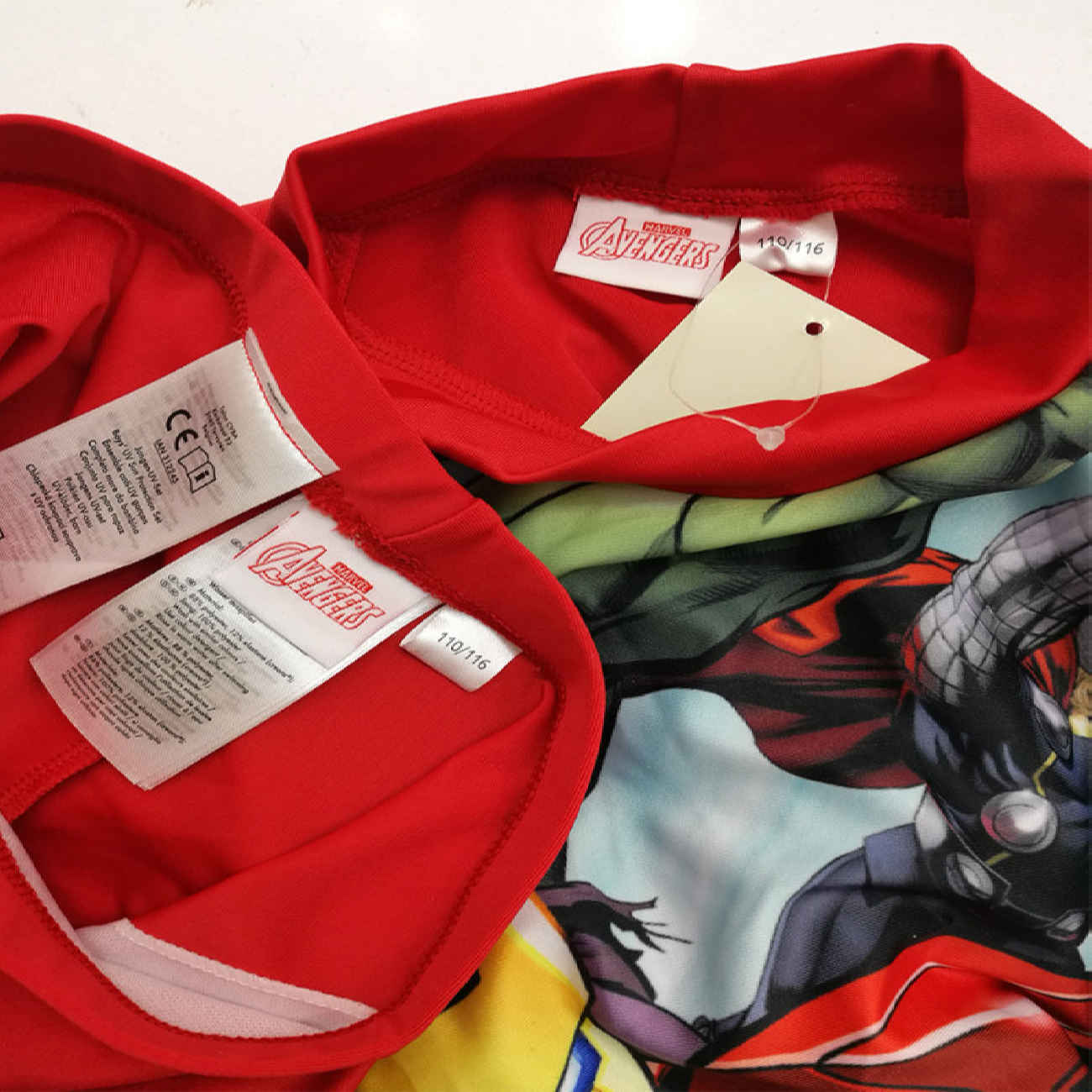 Jungen-Badeanzug mit Superheldenmotiv – Ausdrucksstark und Bequem in leuchtendem Rot