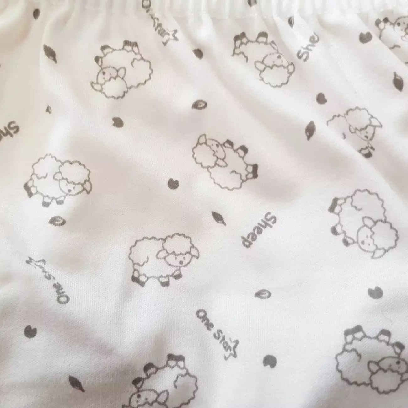 Baby-Mütze mit Ohrenklappen – Weiche Baumwollmütze zum Binden mit niedlichem Lamm-Motiv