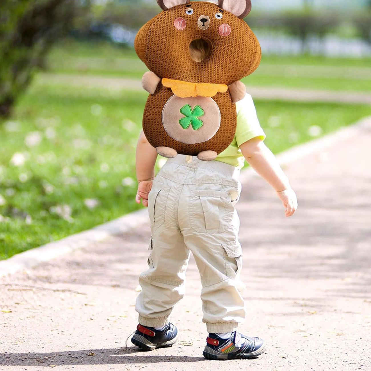 „Babykopfschutzkissen – Modell Kleebär – Weiches Plüschkissen mit verstellbaren Gurten“