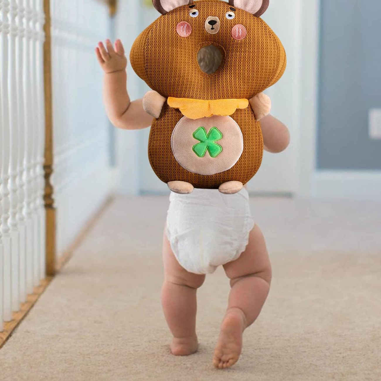 „Babykopfschutzkissen – Modell Kleebär – Weiches Plüschkissen mit verstellbaren Gurten“