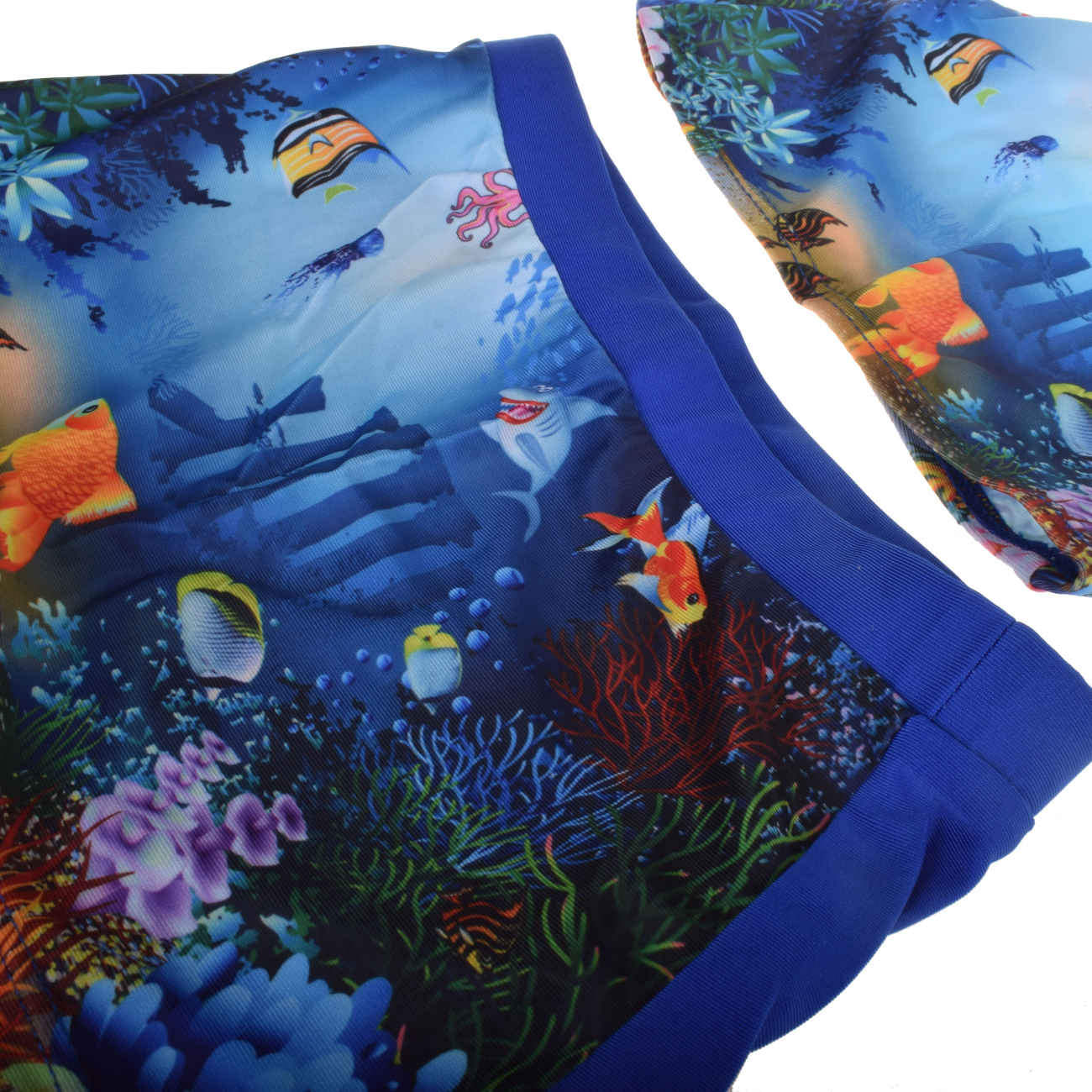 Badeanzug für Jungen mit Ozeanmotiv – Sommervergnügen mit Stil und Komfort