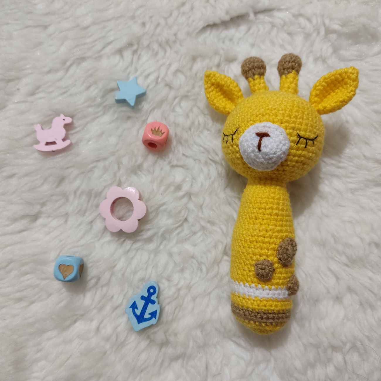 Zauberhafte gestrickte Giraffen-Babyrassel – Sicher, weich und kuschelig – perfekt für Säuglinge
