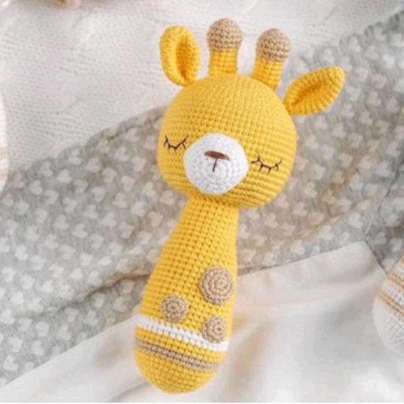 Zauberhafte gestrickte Giraffen-Babyrassel – Sicher, weich und kuschelig – perfekt für Säuglinge