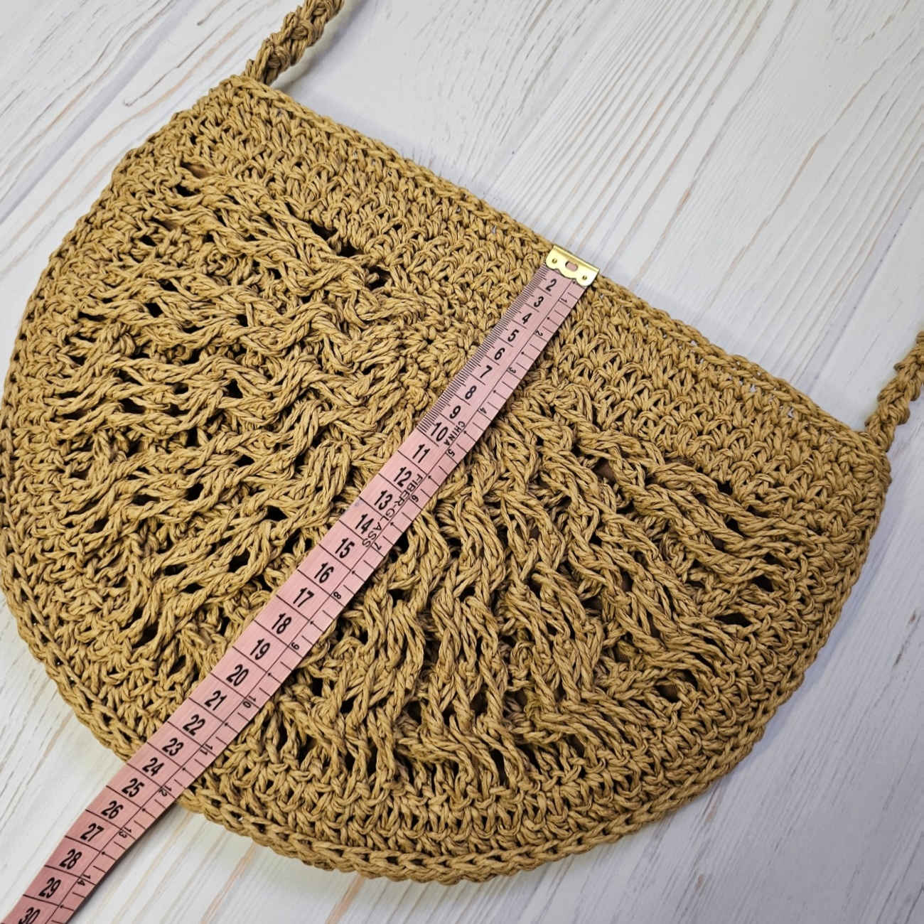 Korallefarbene, handgewebte Raffia-Tasche – Elegante Halbkreis-Tragetasche mit strukturiertem Design
