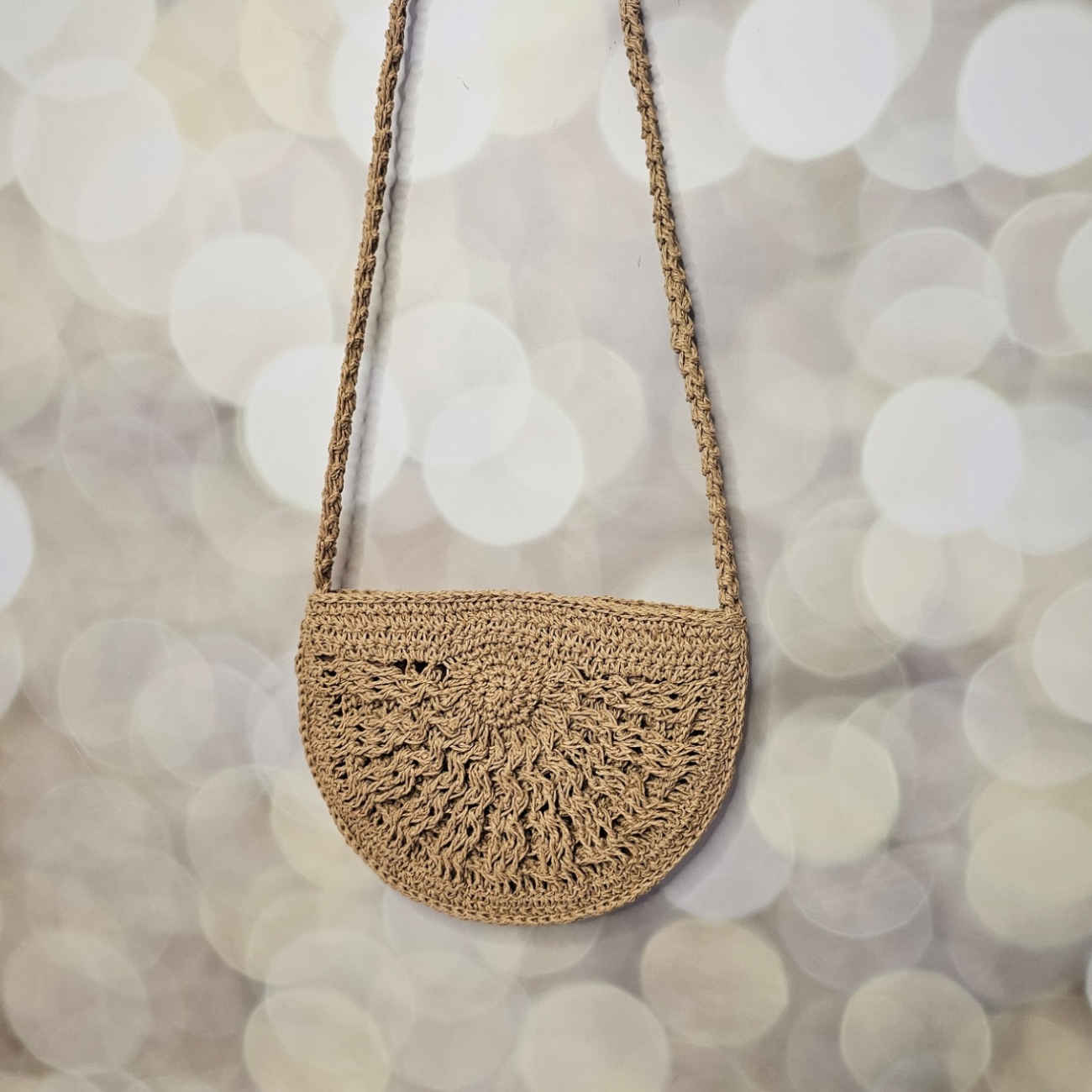 Korallefarbene, handgewebte Raffia-Tasche – Elegante Halbkreis-Tragetasche mit strukturiertem Design