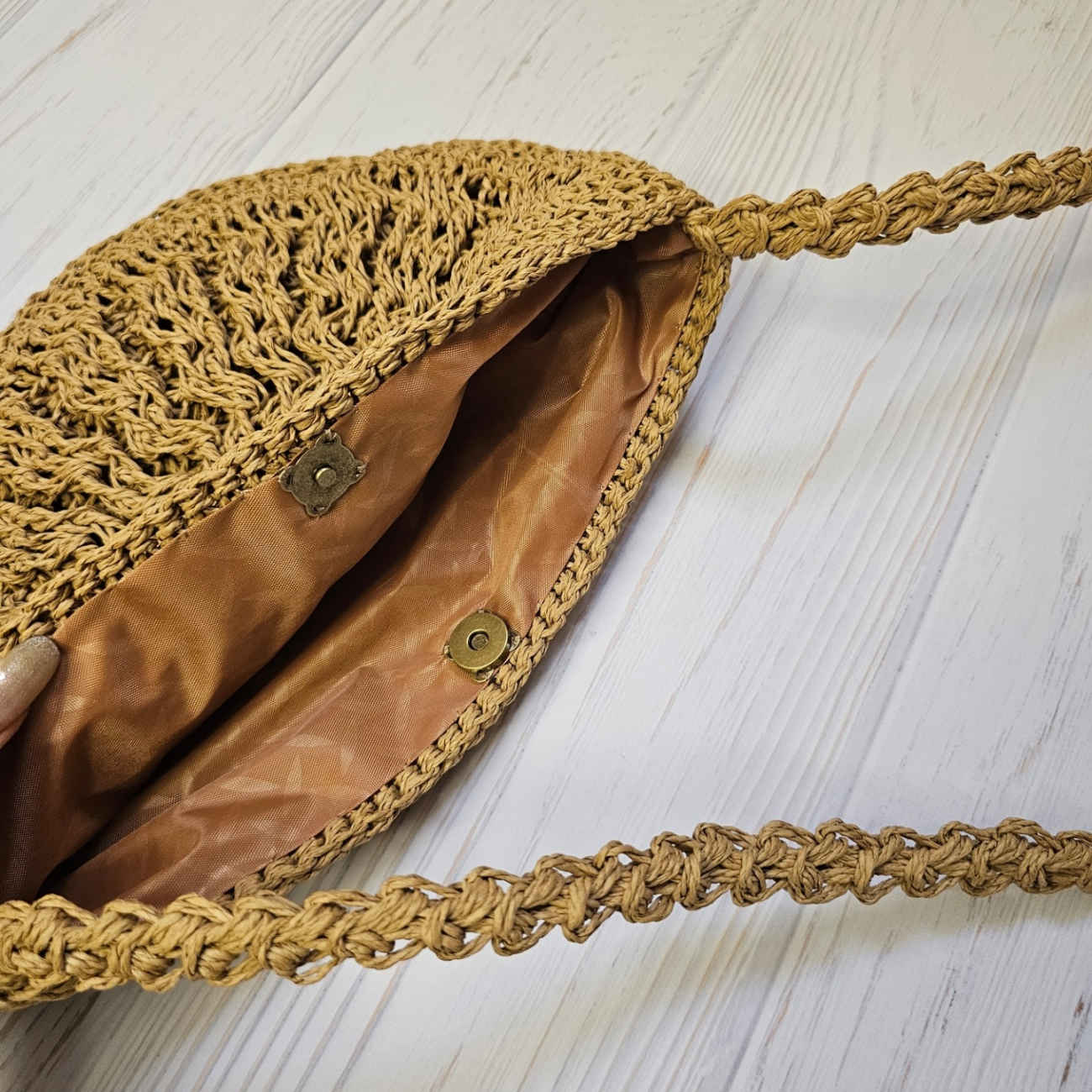 Korallefarbene, handgewebte Raffia-Tasche – Elegante Halbkreis-Tragetasche mit strukturiertem Design