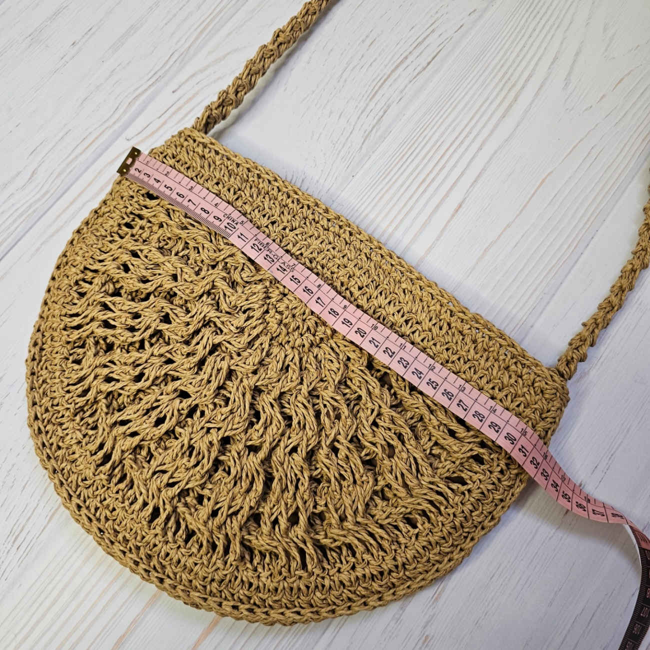 Korallefarbene, handgewebte Raffia-Tasche – Elegante Halbkreis-Tragetasche mit strukturiertem Design