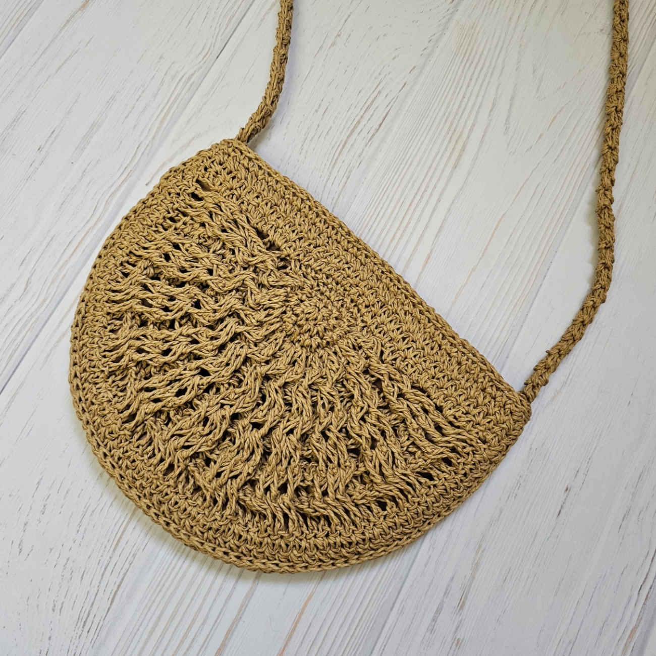 Korallefarbene, handgewebte Raffia-Tasche – Elegante Halbkreis-Tragetasche mit strukturiertem Design