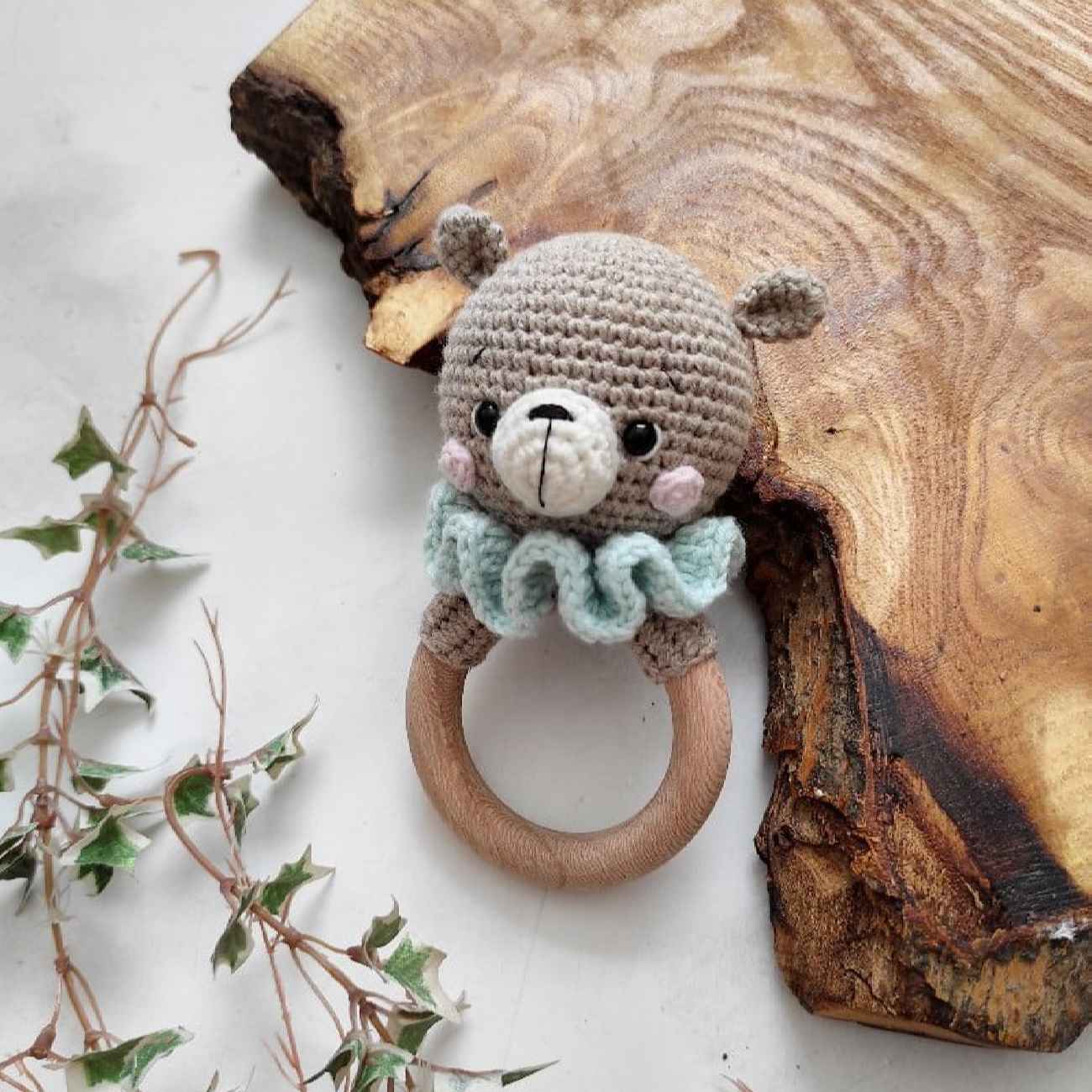 „Niedliche gestrickte Baby-Rassel mit Holzgriff im Bären-Design – weich, sicher und spielerisch“