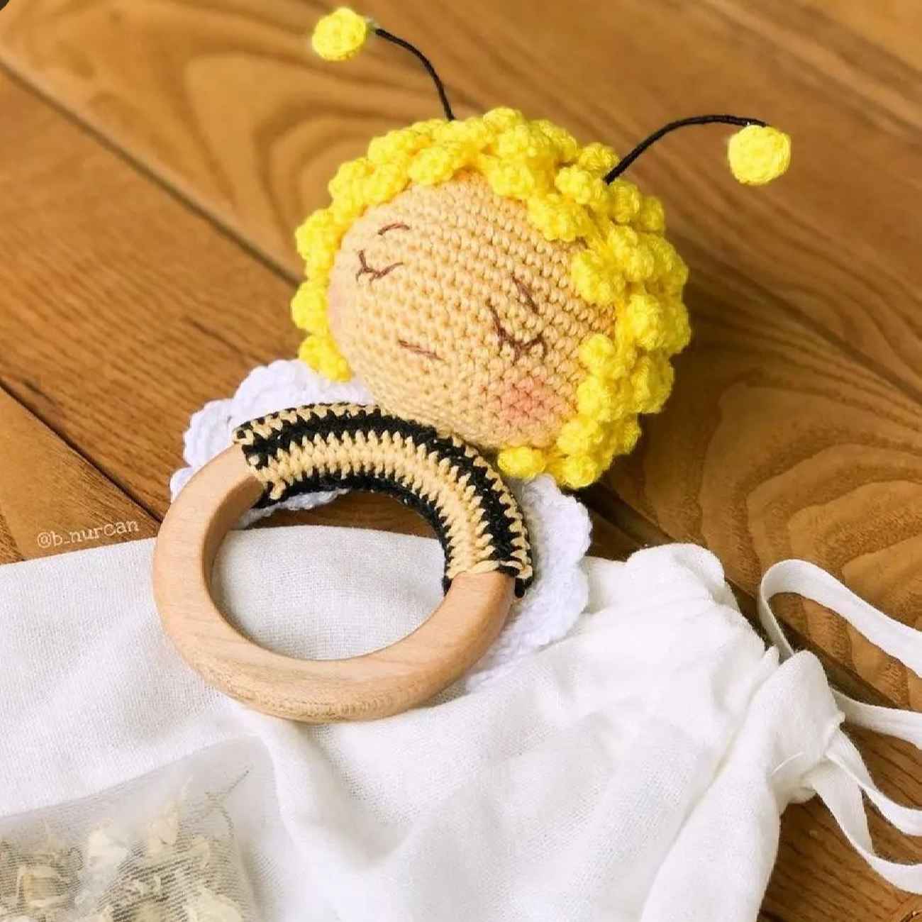 Niedliche und sichere gestrickte Babyrassel – Ideal für Neugeborene und Säuglinge mit Bienenmotiv