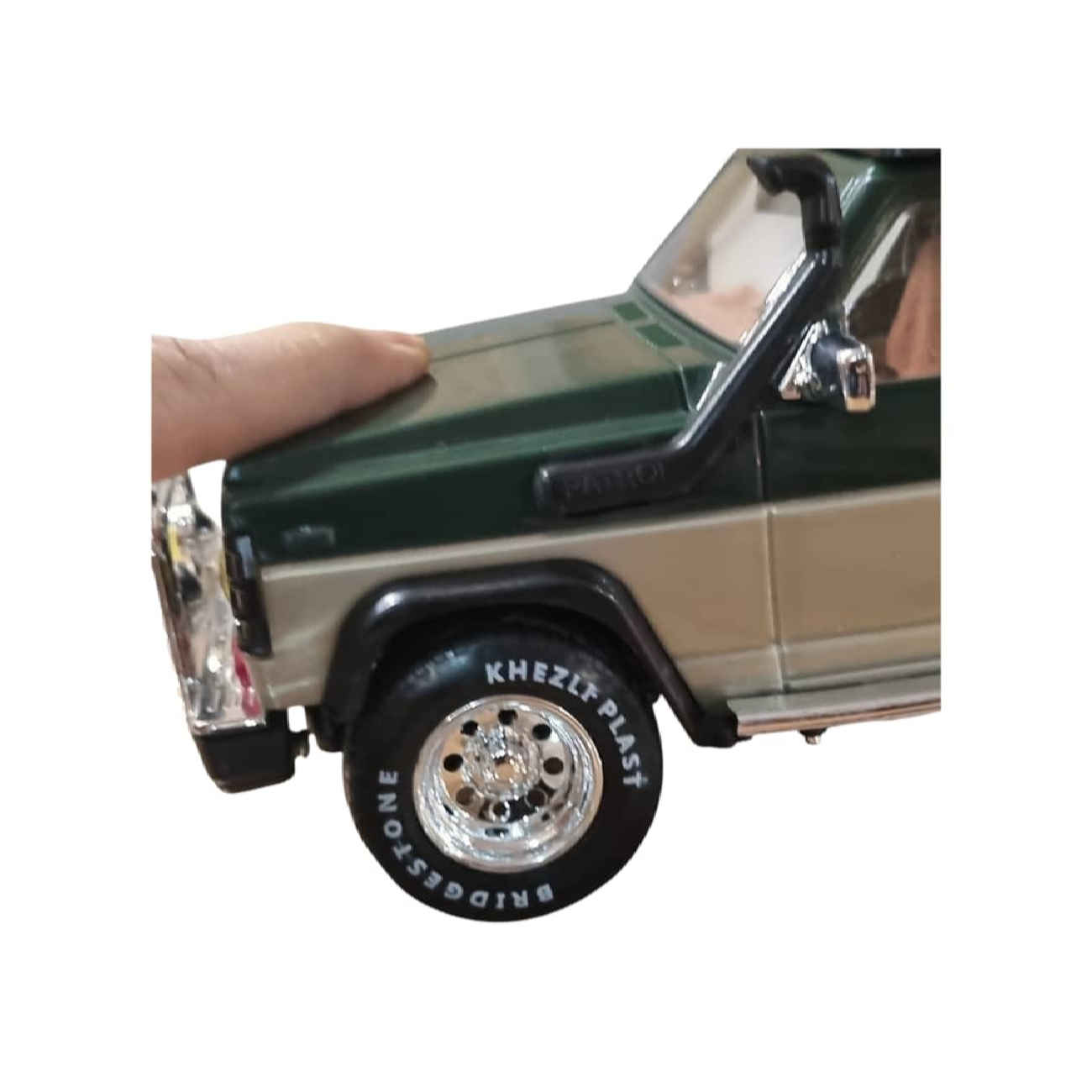 Modellauto im Maßstab 1:64 – Nissan Patrol 160 SWB – Sammlerstück und kinderfreundliches Spielzeug