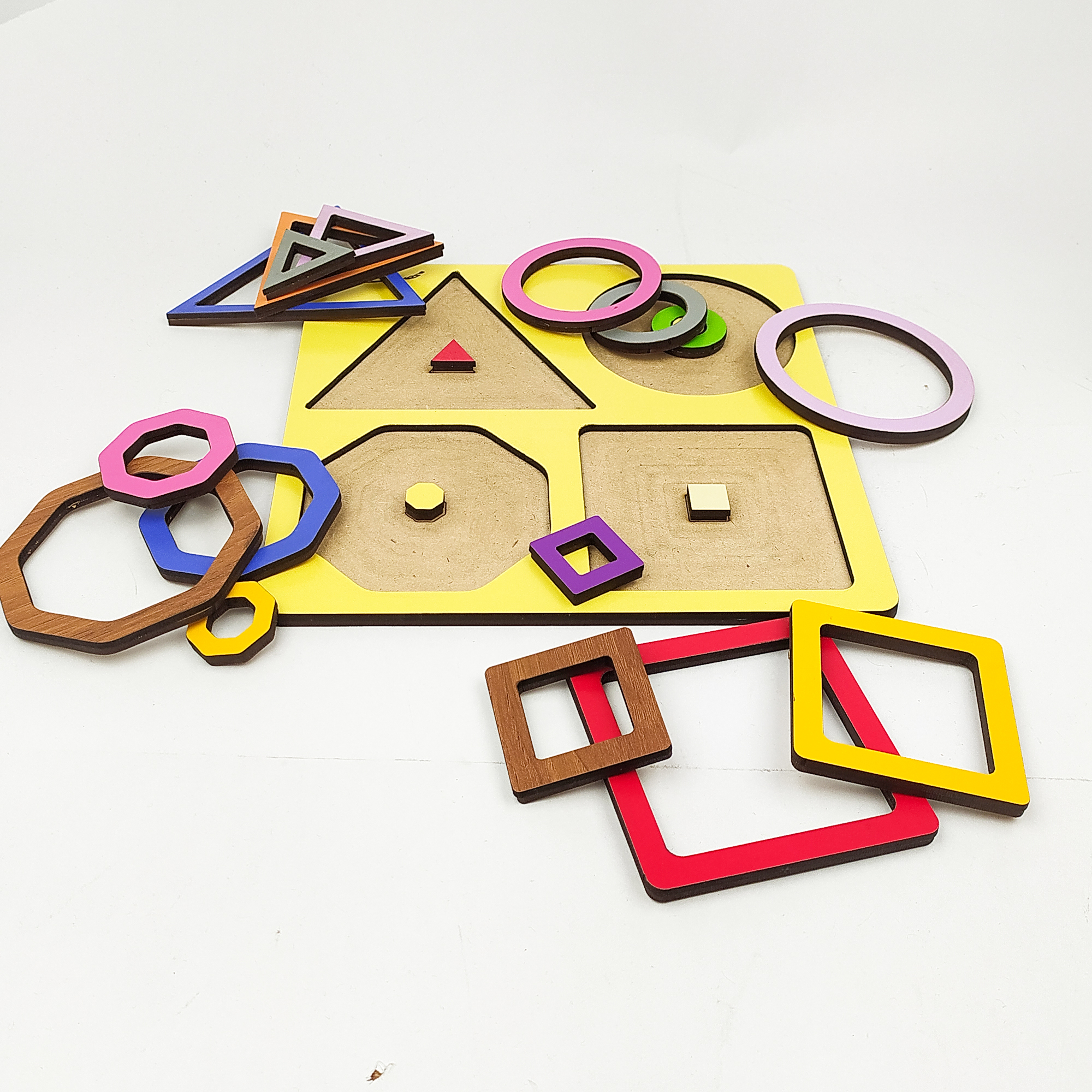 Spielerisches Lernen geometrischer Formen – Kreative Aktivitäten zum Formenlernen für Kinder