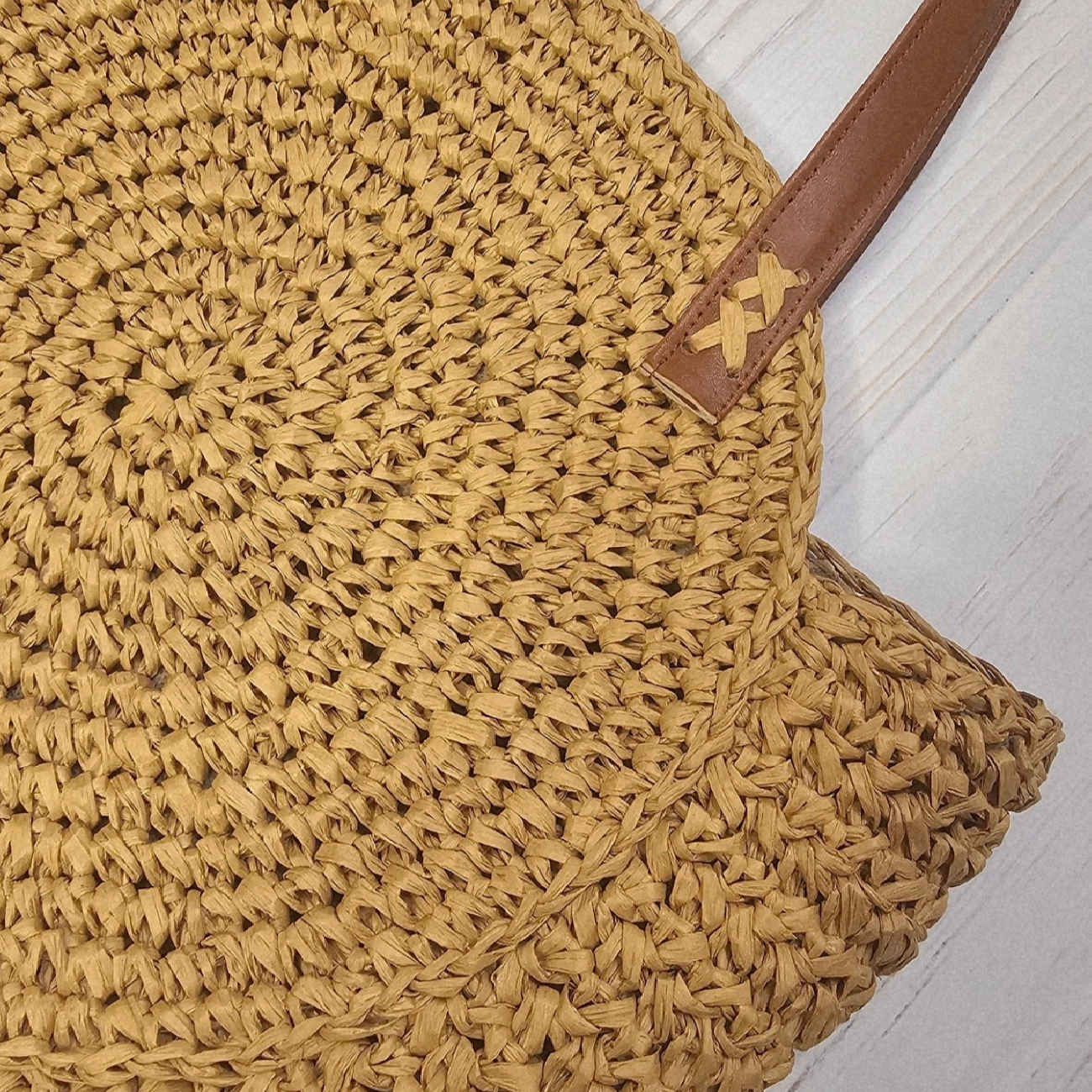 Handgefertigte Häkeltasche aus Raffia für den Sommer – Geräumige Strandtasche mit Schulterriemen in Lederoptik