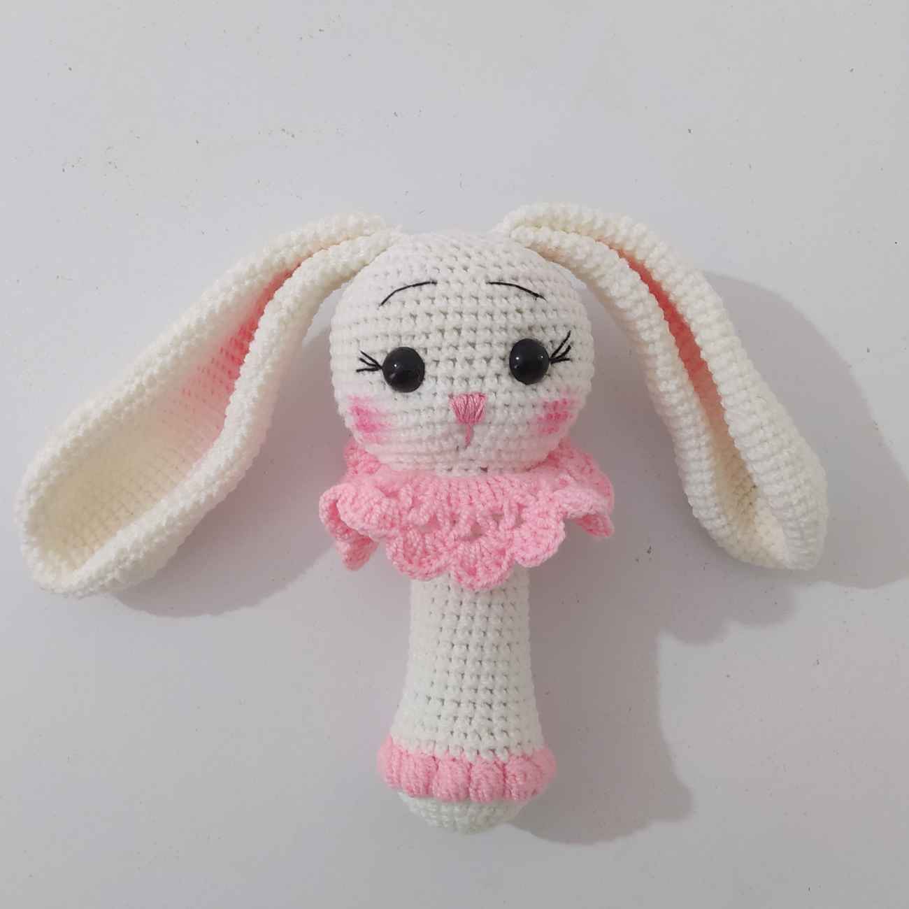 Handgefertigtes gestricktes Hasen-Baby-Rasselspielzeug – Weich und sicher für Säuglinge
