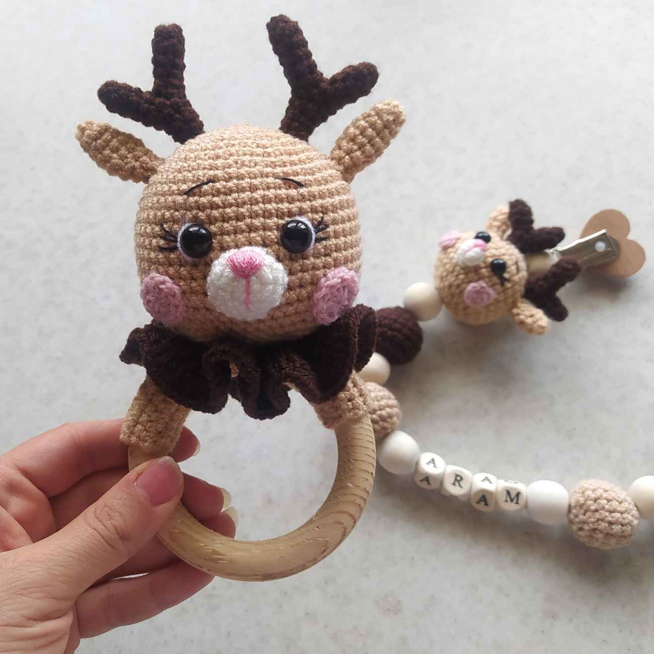 Handgefertigte gestrickte Reh-Babyrassel – Niedliches und umweltfreundliches Spielzeug für Säuglinge