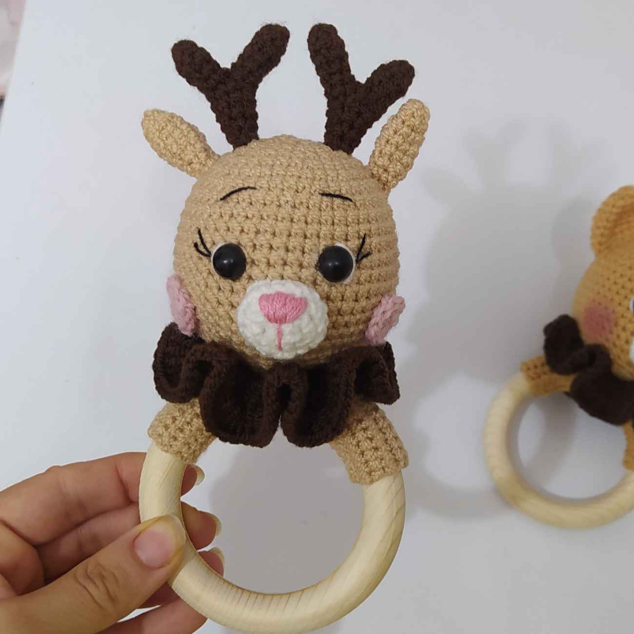 Handgefertigte gestrickte Reh-Babyrassel – Niedliches und umweltfreundliches Spielzeug für Säuglinge