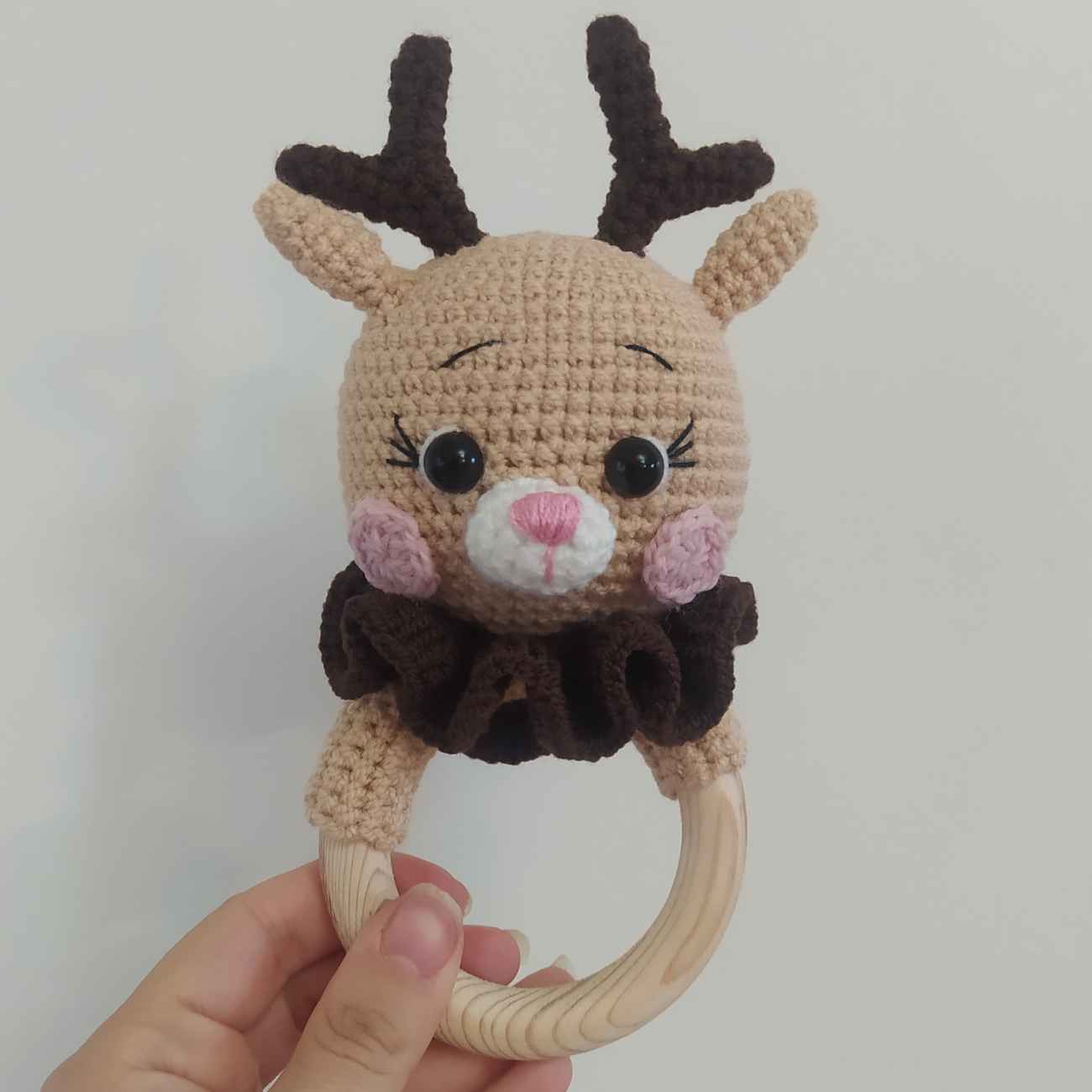Handgefertigte gestrickte Reh-Babyrassel – Niedliches und umweltfreundliches Spielzeug für Säuglinge