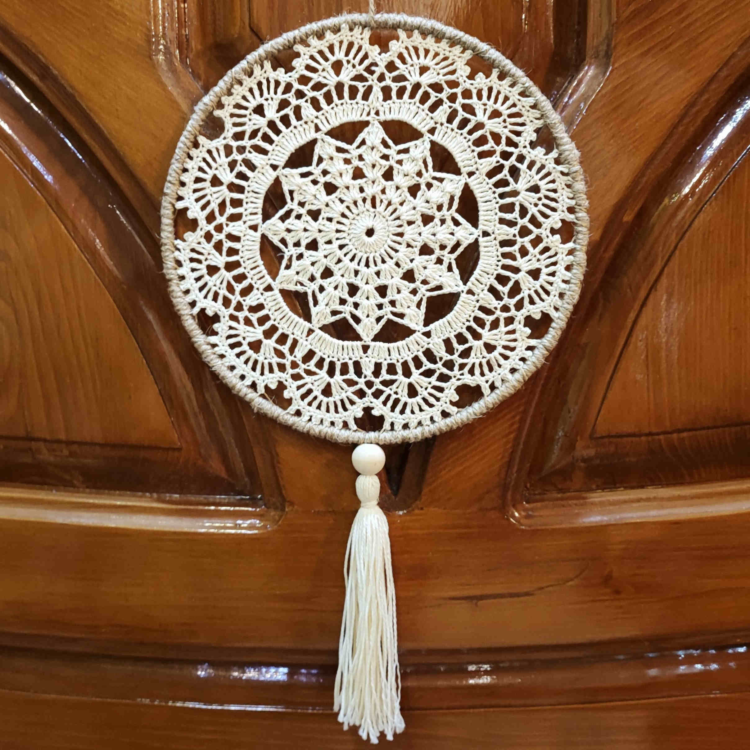 Handgefertigter gestrickter Wandbehang – Traumfänger-Stil für die Wohnraumdekoration