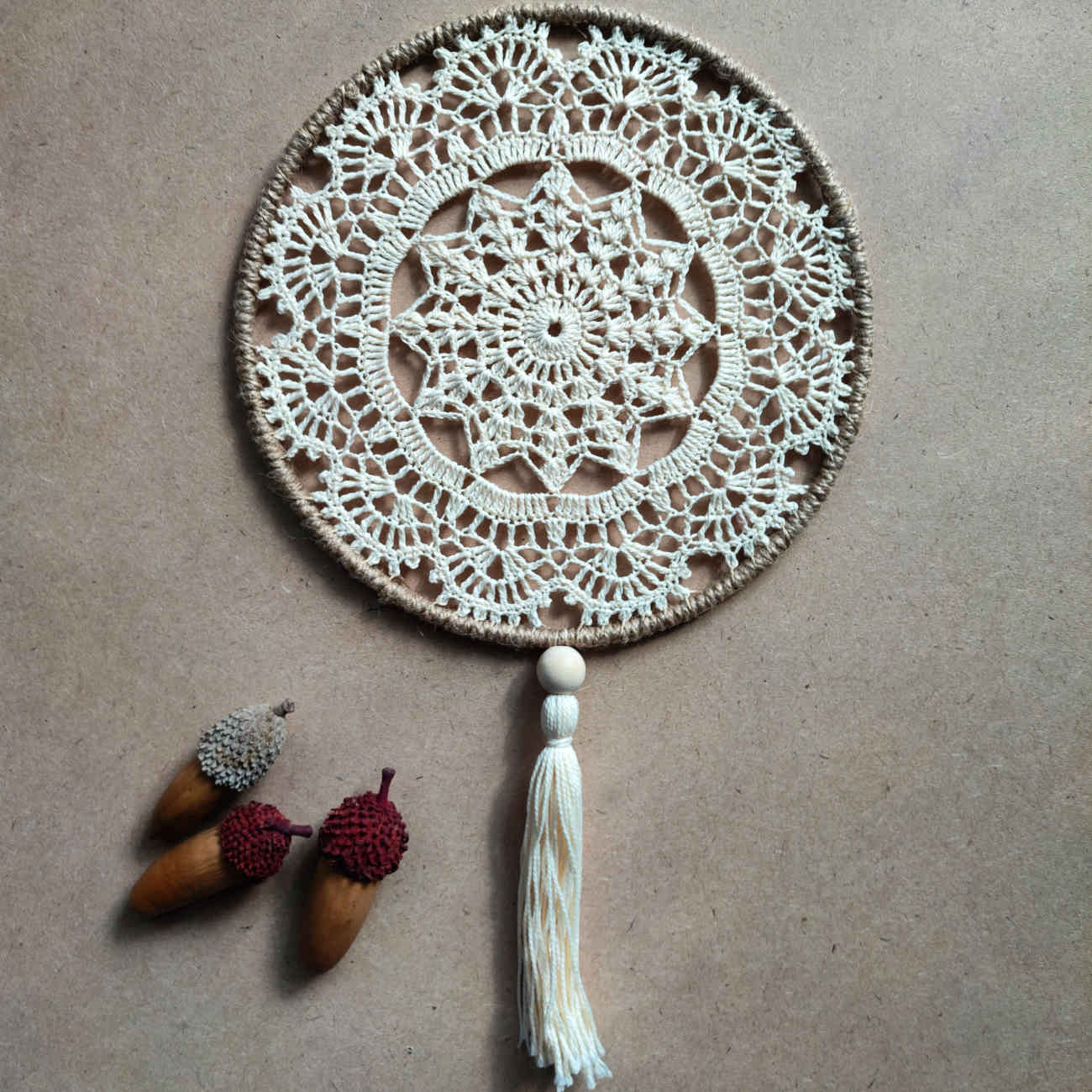 Handgefertigter gestrickter Wandbehang – Traumfänger-Stil für die Wohnraumdekoration