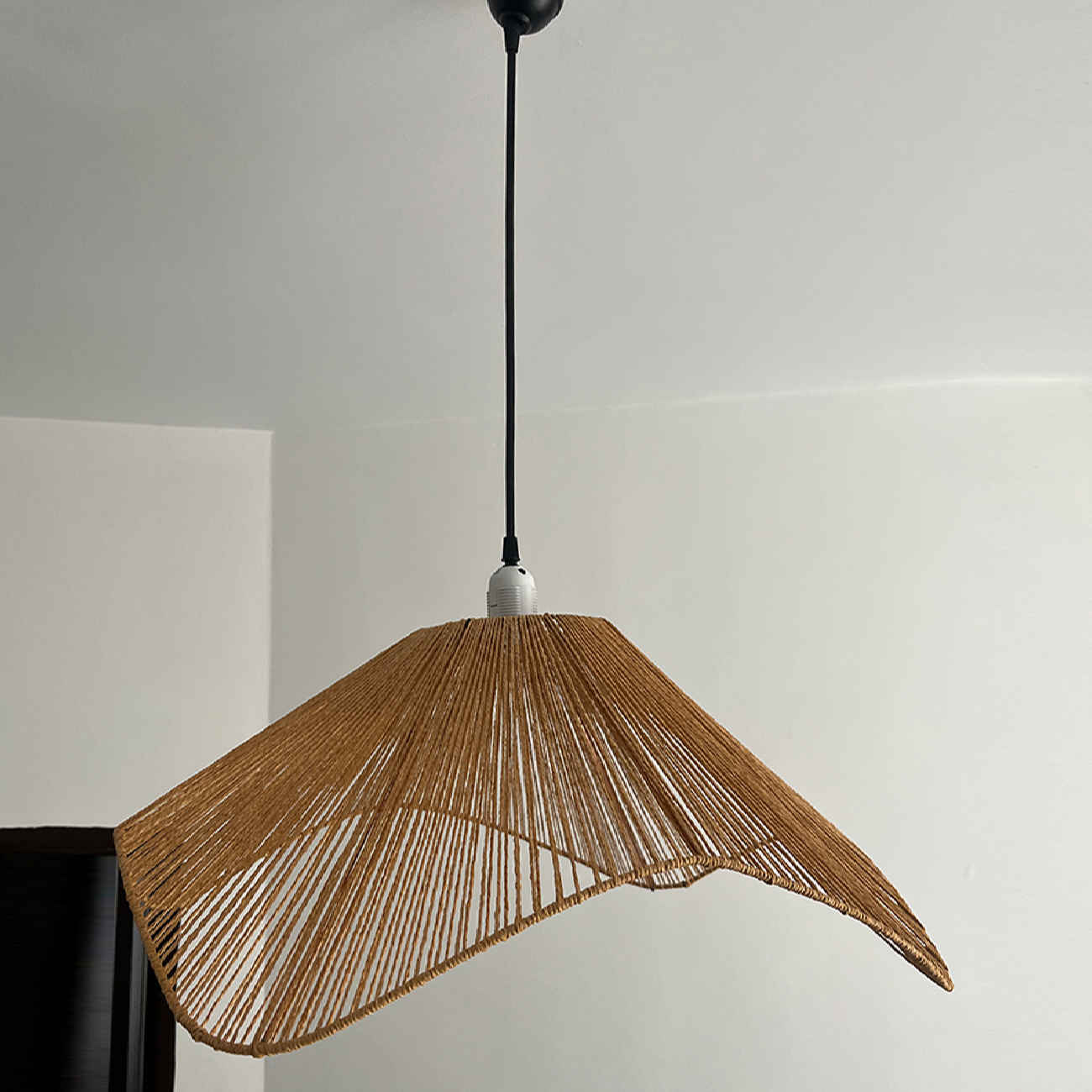 Handgewebte Raffia-Hängeleuchte – Moderne, formverzerrte Deckenlampe