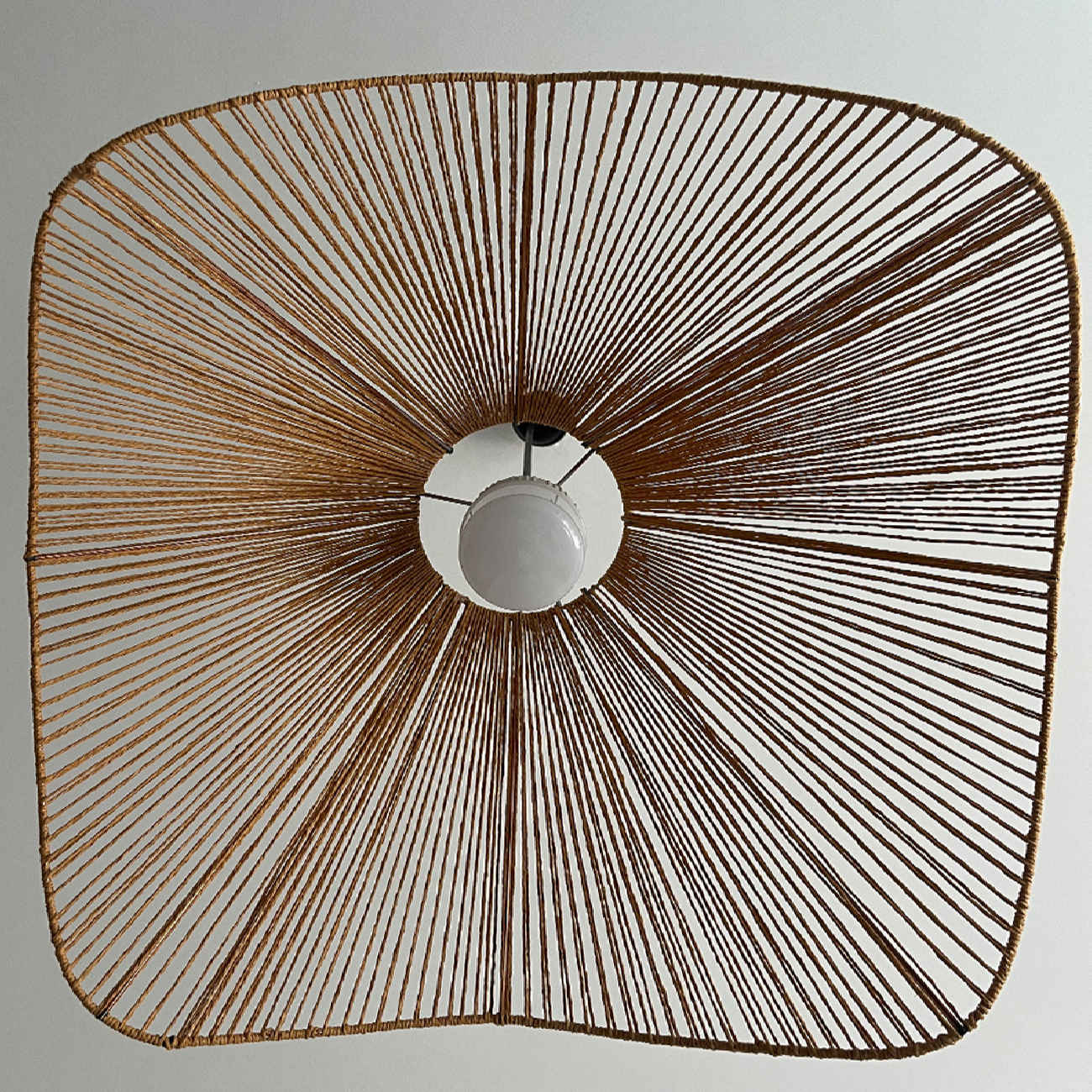 Handgewebte Raffia-Hängeleuchte – Moderne, formverzerrte Deckenlampe