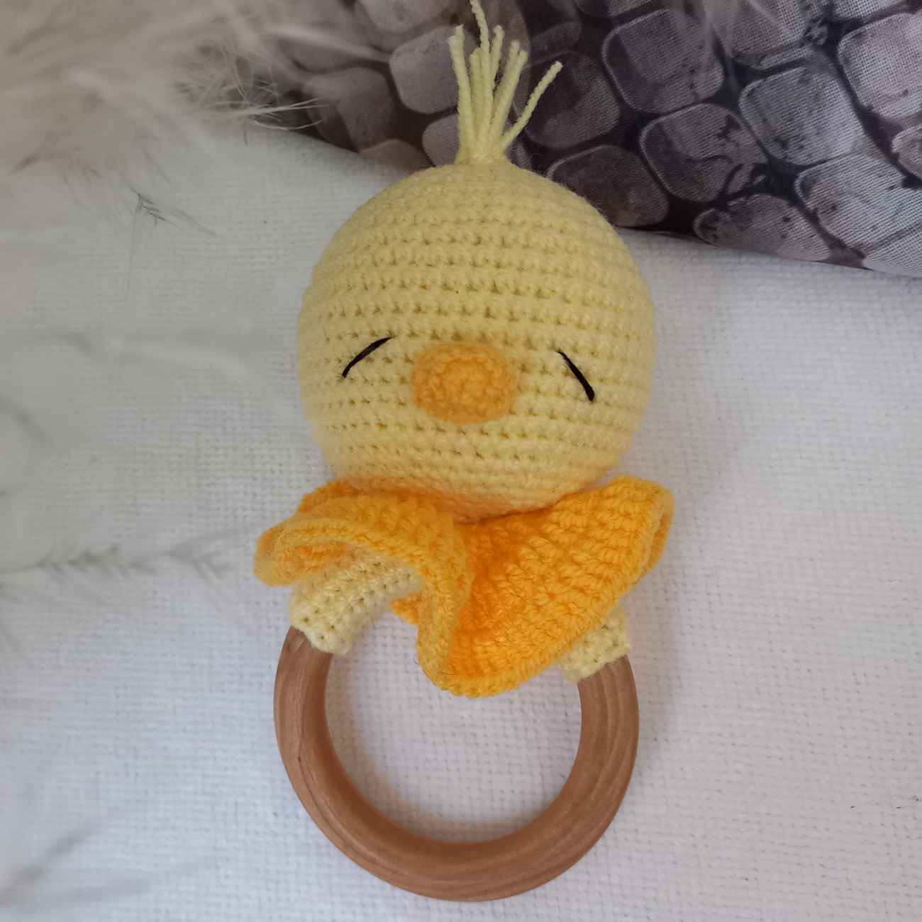 Gestrickte Babyrassel – Leicht und ideal für kleine Hände zum Greifen und Schütteln