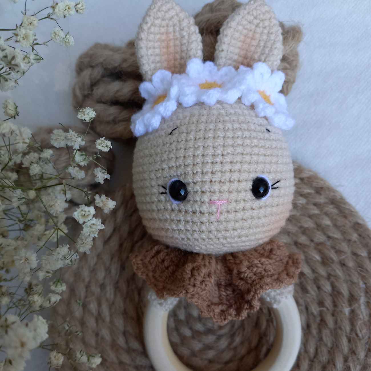 „Gestrickte Baby-Rassel mit Holzgriff & niedlichem Hasenmotiv – perfekt für kleine Hände“