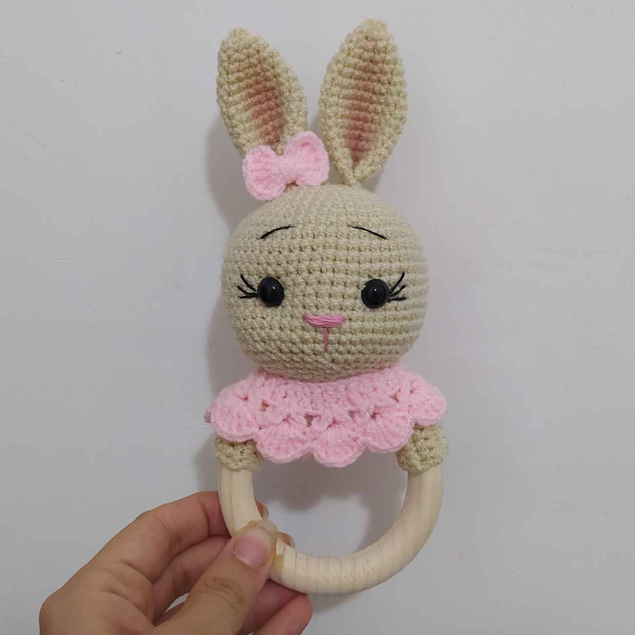 Gestrickte Hasen-Babyrassel – Sicher, weich und handgefertigt, ideal als Geschenk zur Babyparty