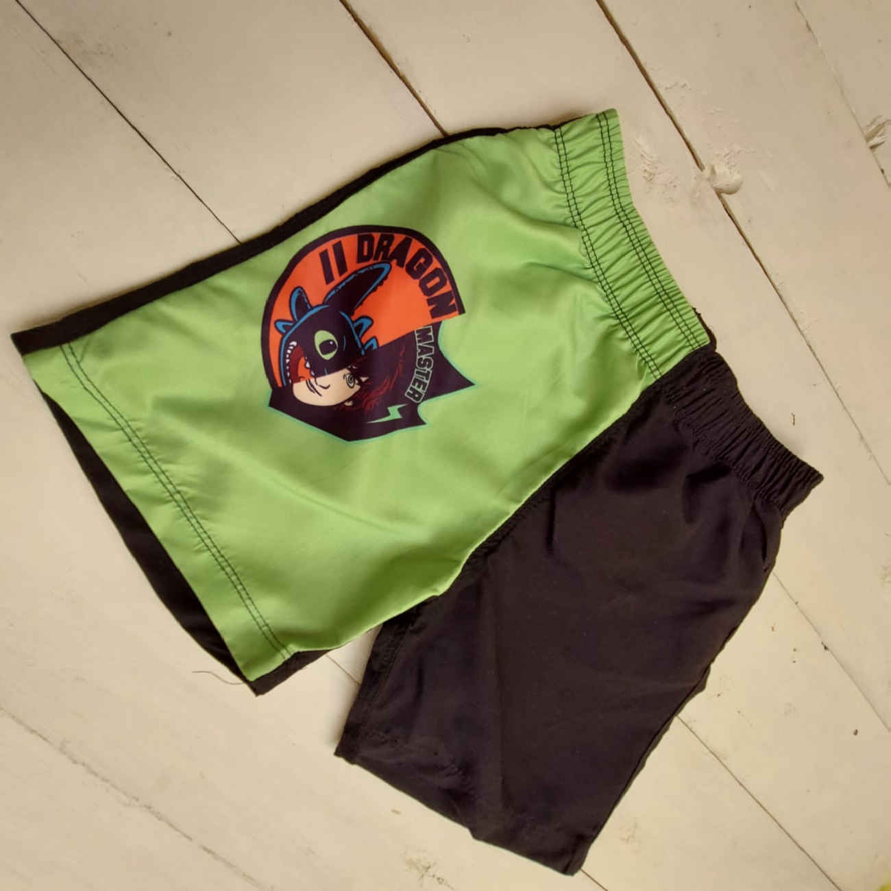 LoopyL Badeanzug für Jungen mit Batman- und Drachenmotiv – heldenhaft, bequem und perfekt für Strand und Schwimmbad