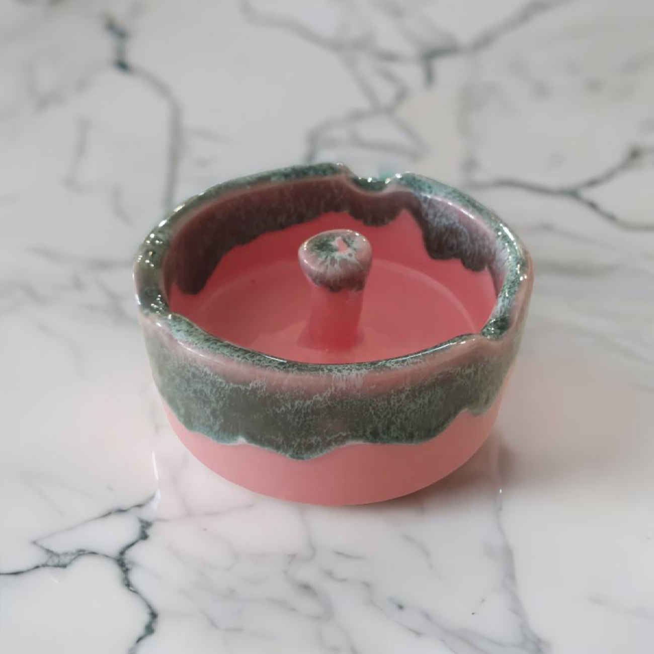 Moderner Keramik-Aschenbecher für Innen- und Außenbereiche in Rosa