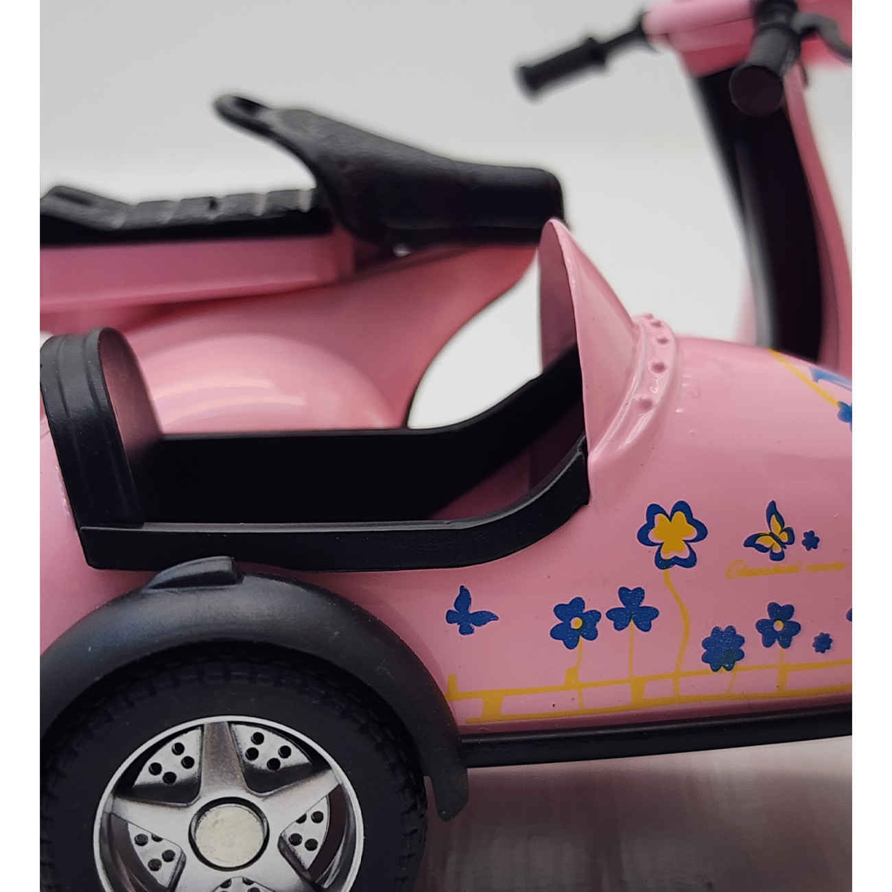 NabSell Vespa mit Beiwagen – Roter Metallguss-Musikscooter mit Beleuchtung und blauem Blumenmuster