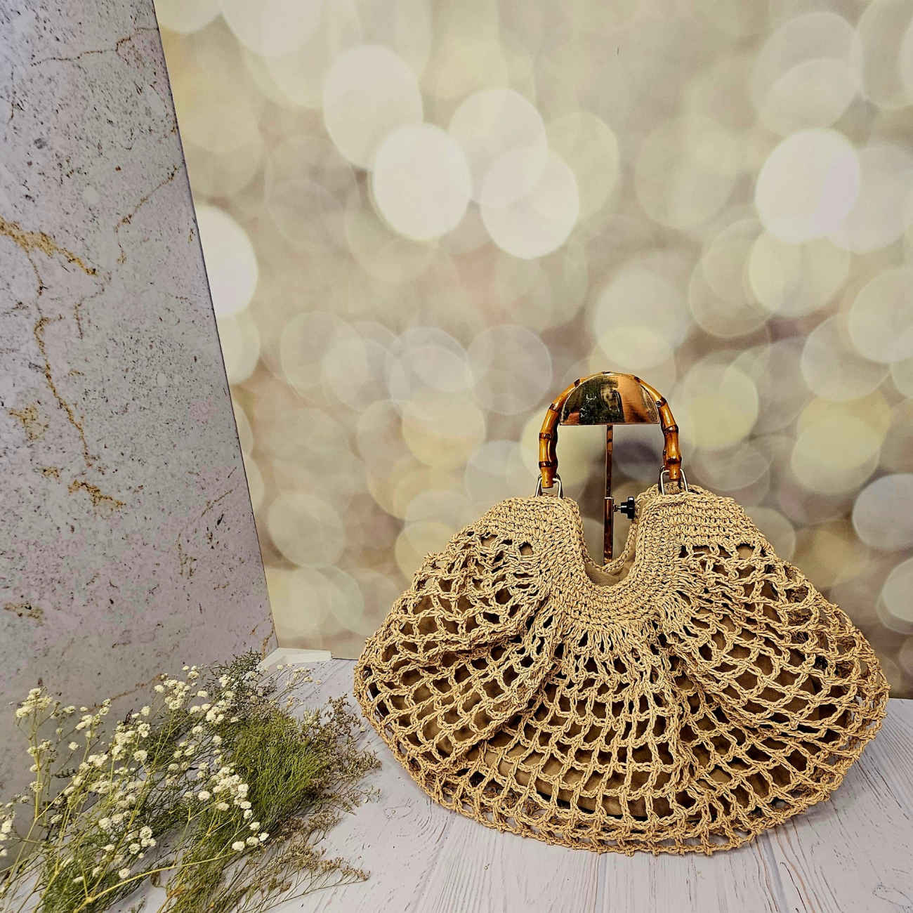 Überdimensionale Raffia-Tragetasche – Stilvolle handgewebte Tasche mit Bambusgriffen