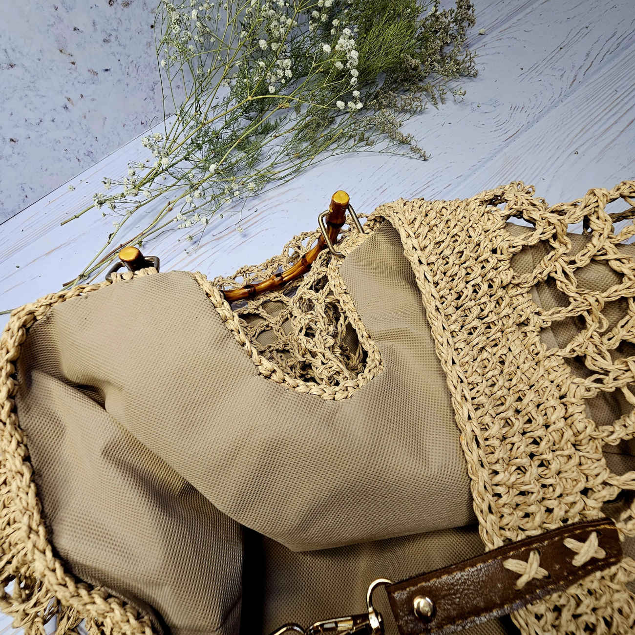 Überdimensionale Raffia-Tragetasche – Stilvolle handgewebte Tasche mit Bambusgriffen