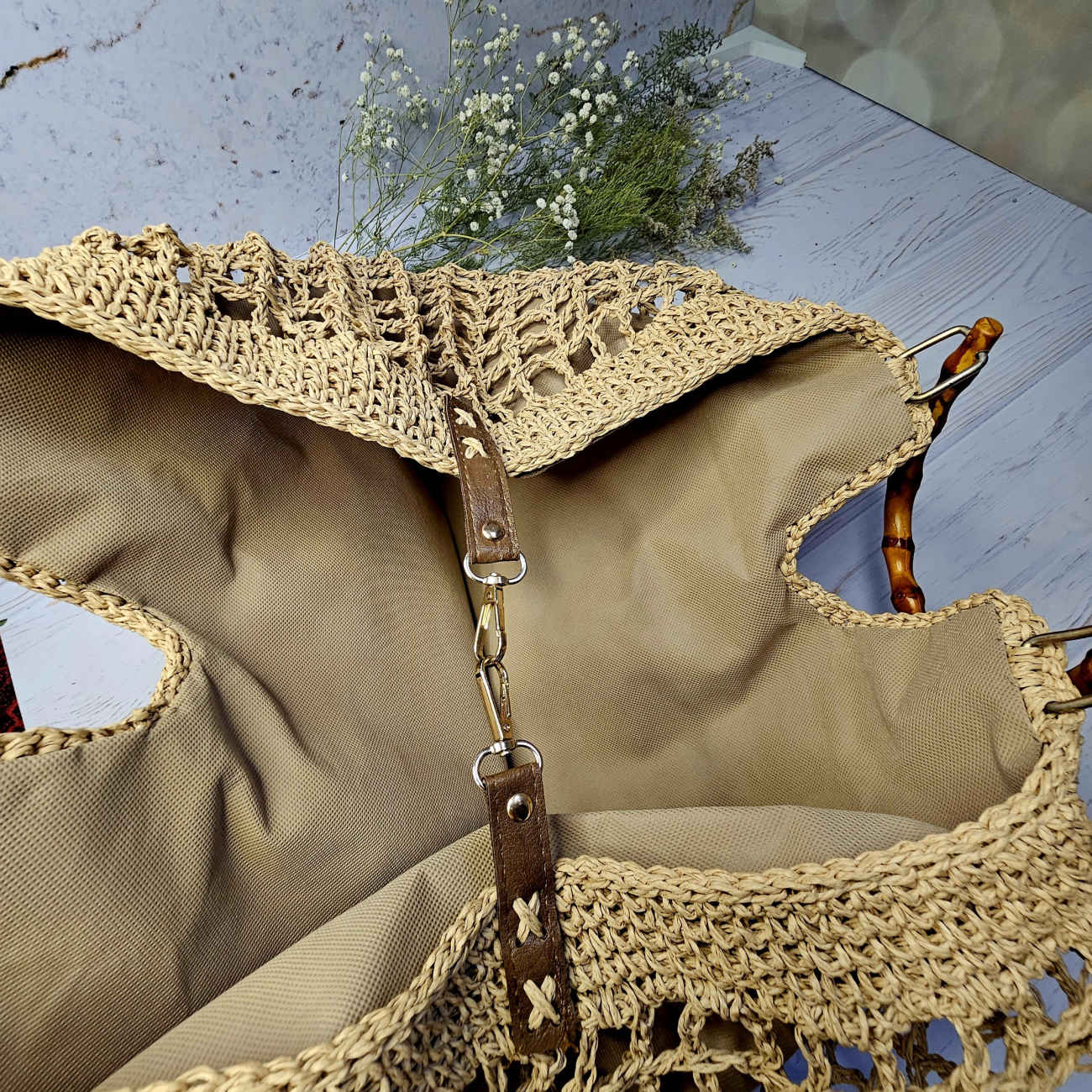 Überdimensionale Raffia-Tragetasche – Stilvolle handgewebte Tasche mit Bambusgriffen